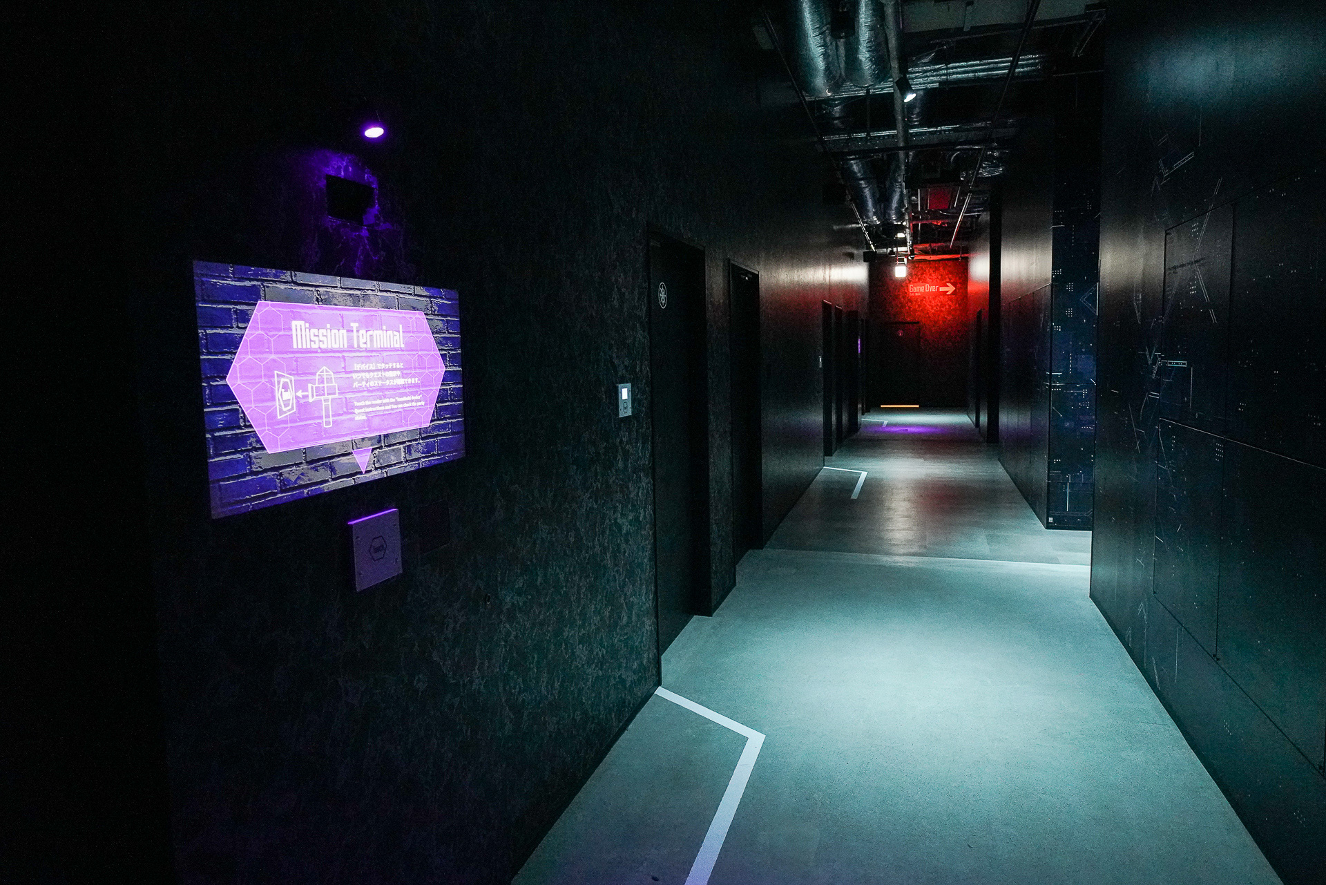 通路を進んでいき指示に従う