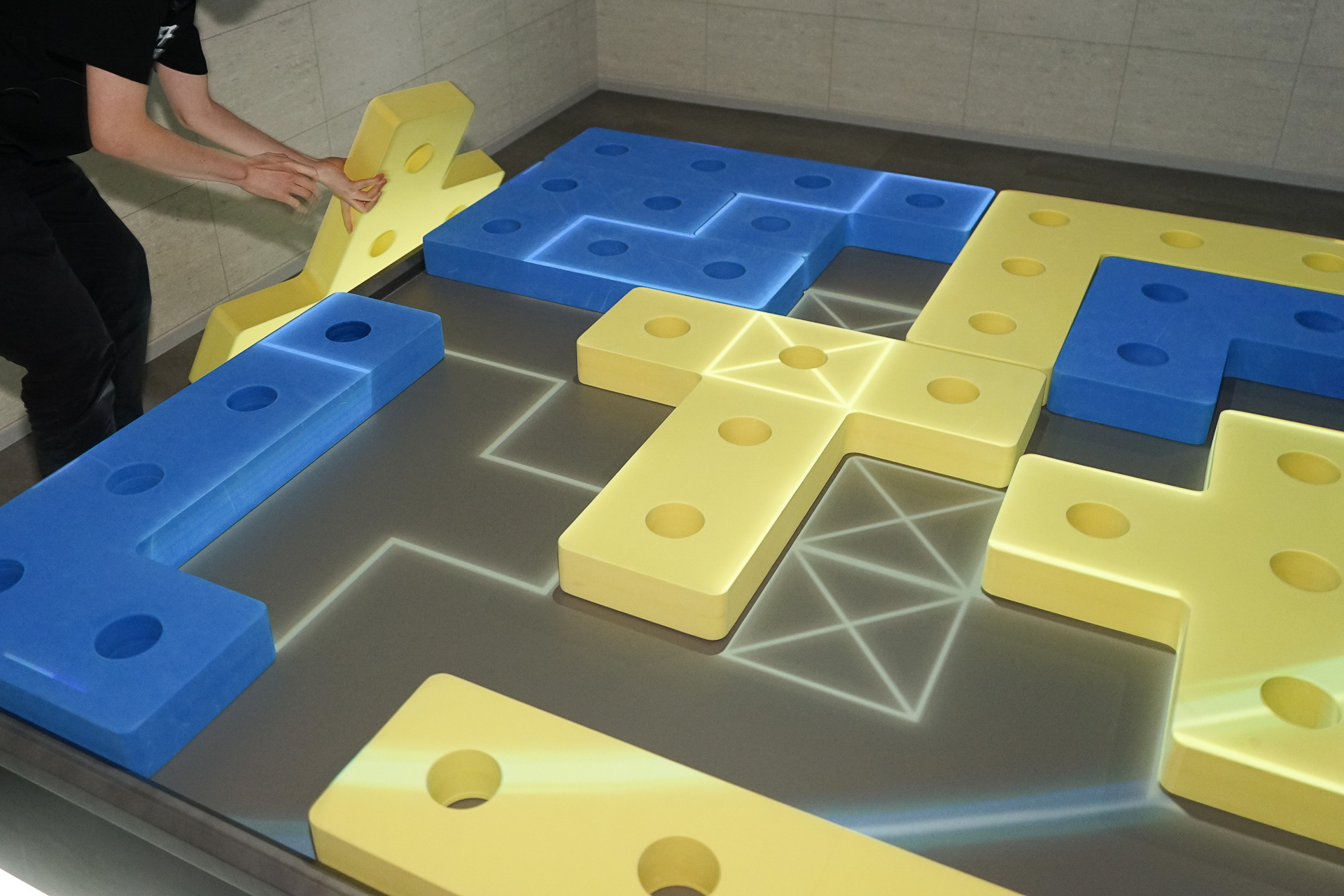 デカいパズルを解いていく。このようにヒントが出たりする