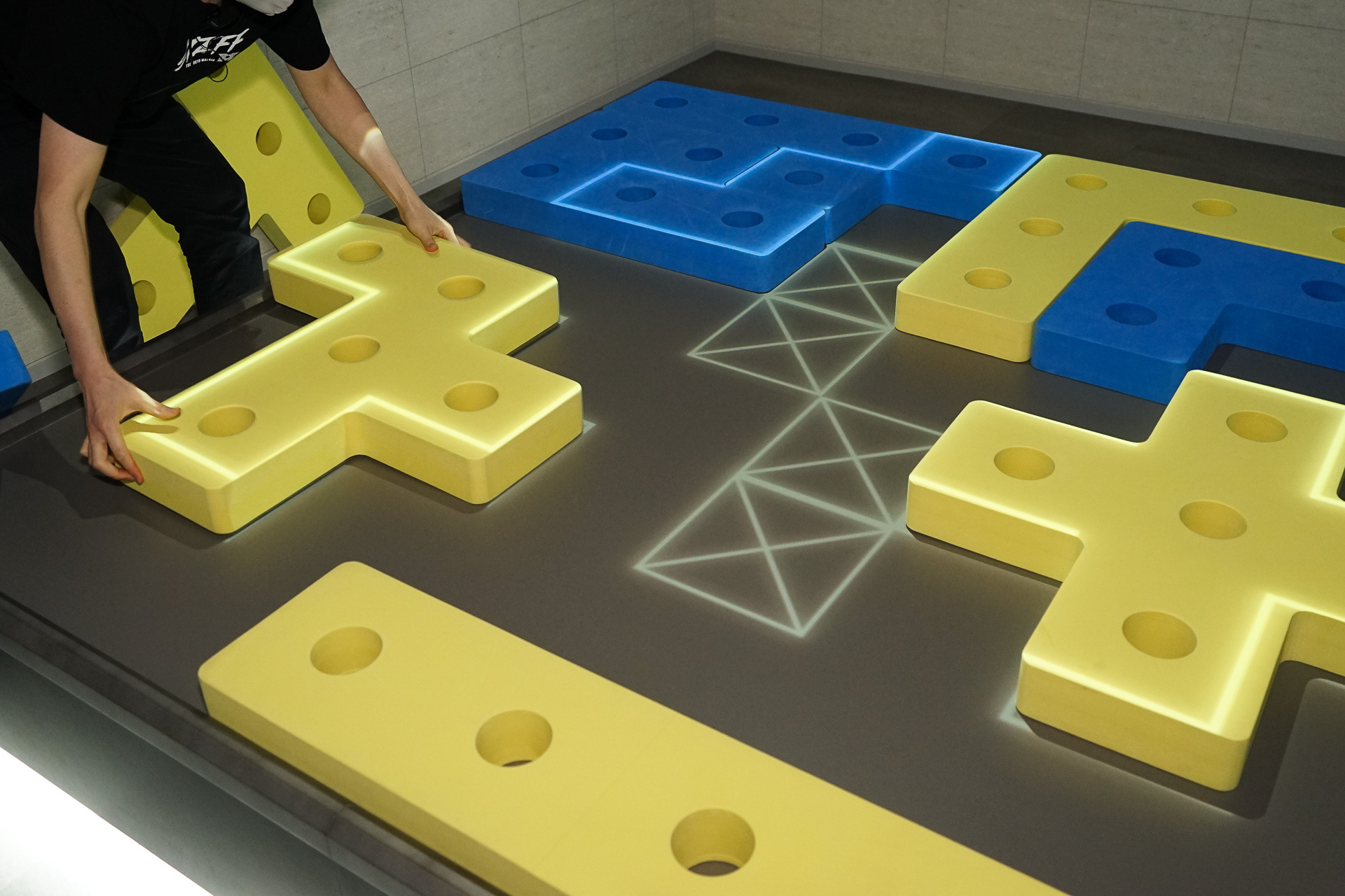 こんな感じで合わせていく。大きいので複数人が強力しないと大変