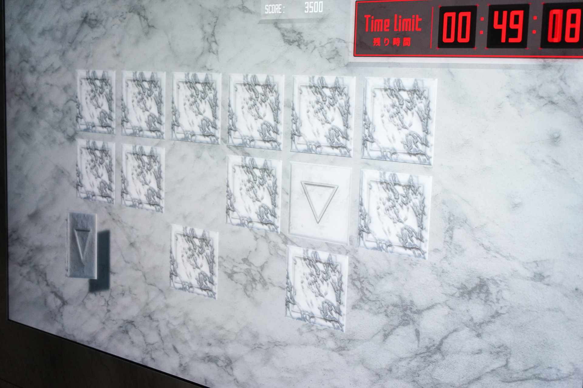 今後は刻々とカードが移動してしまう神経衰弱の模様