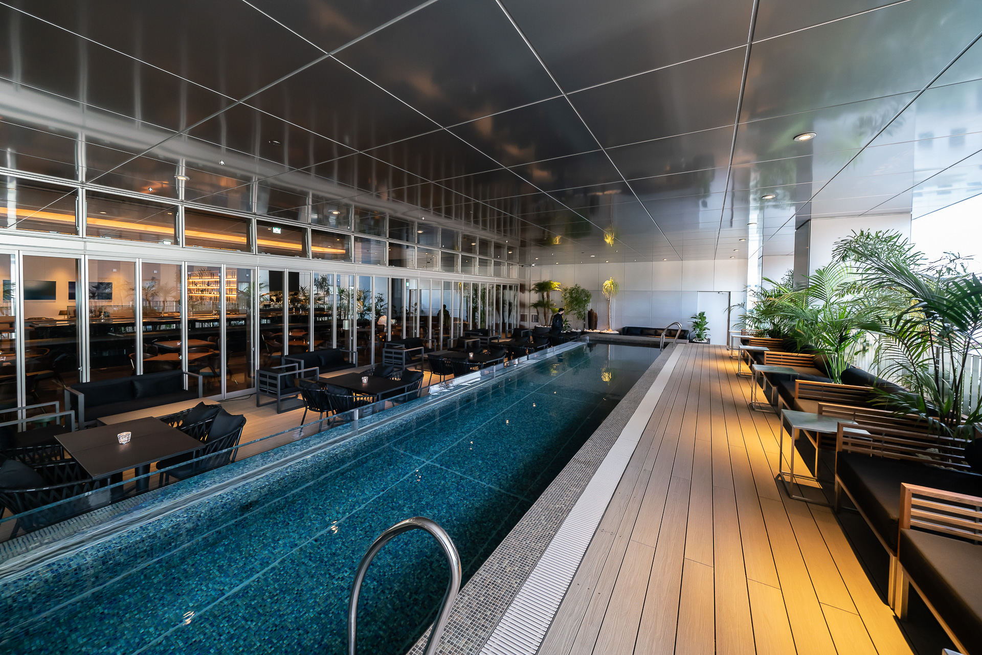 朝はプールとして、ランチとディナーはプールサイドレストランになる