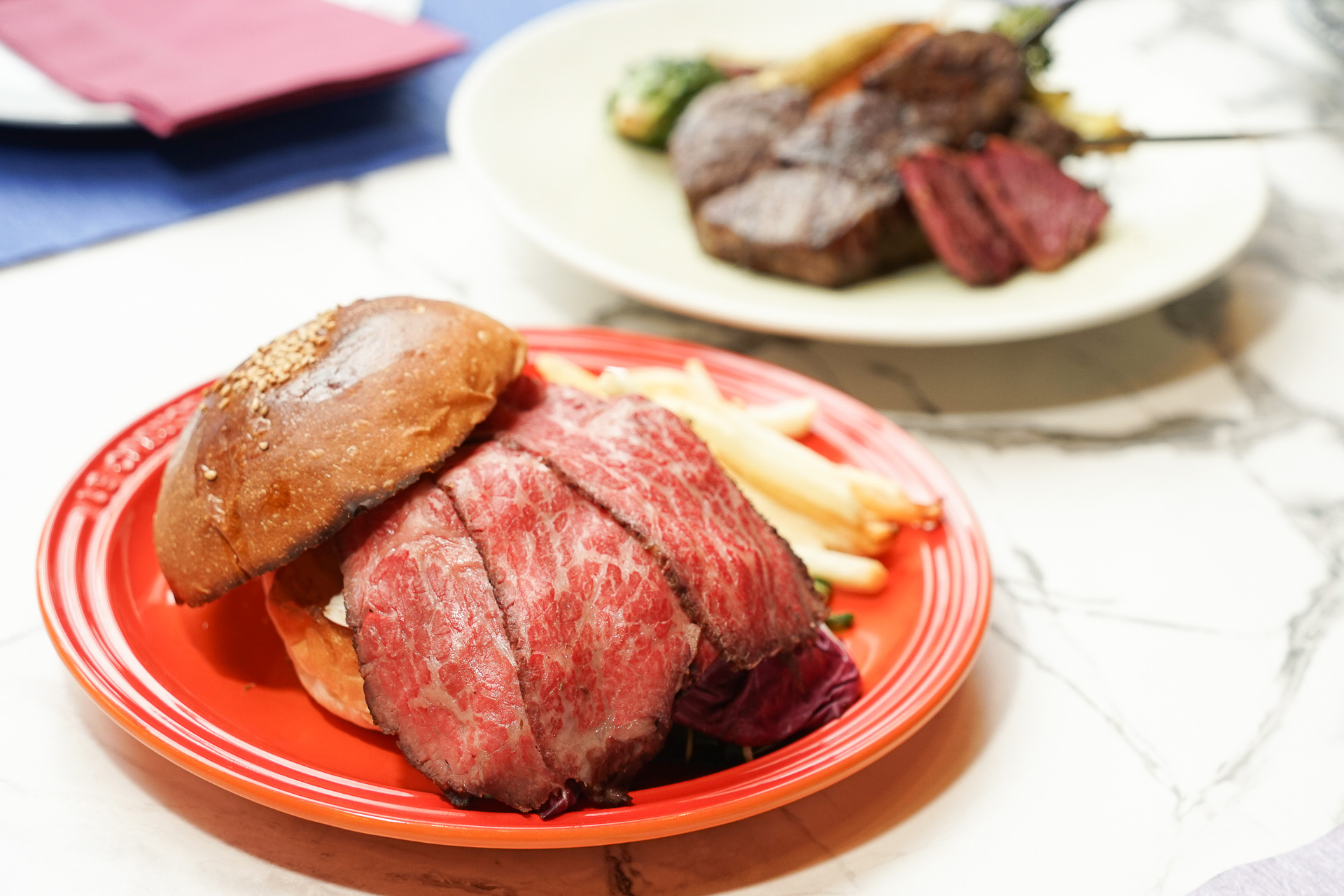 カジュアルに和牛が堪能できる「ローストビーフバーガー」