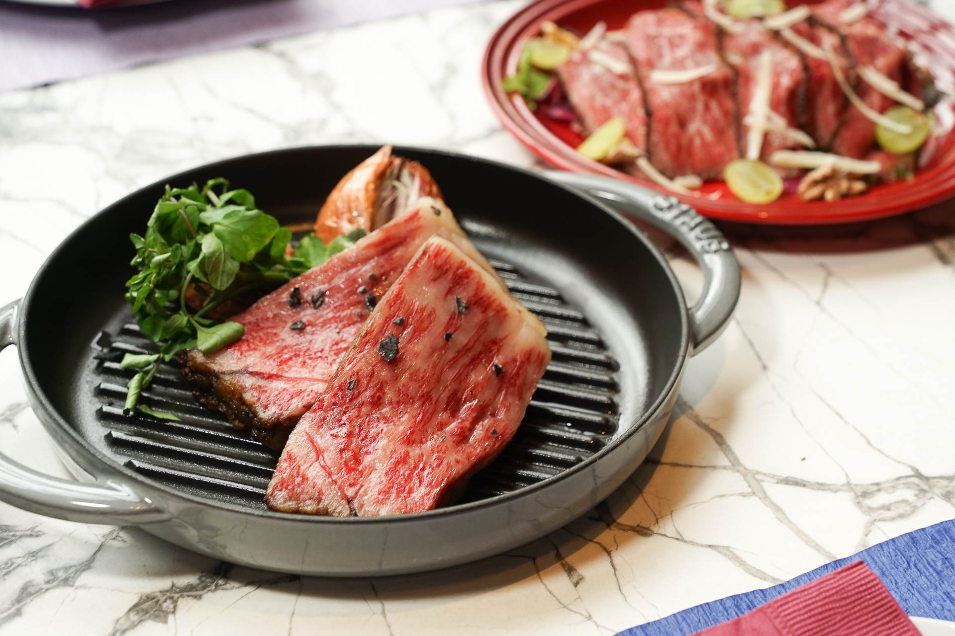 「A5和牛サーロインステーキ」と「ローストビーフサラダ」