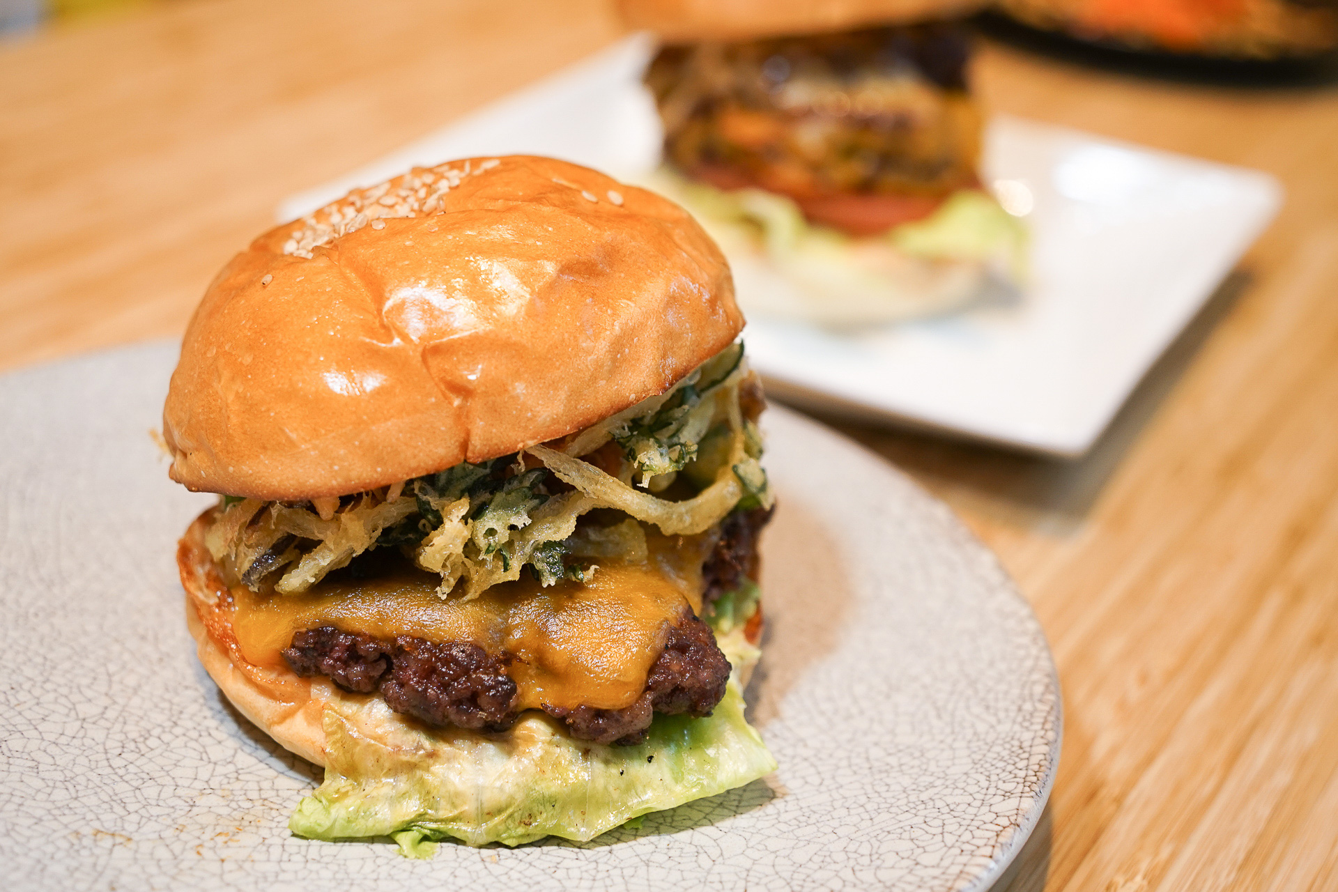 「KABUKI バーガー」は和牛のパティとかき揚げという組み合わせ