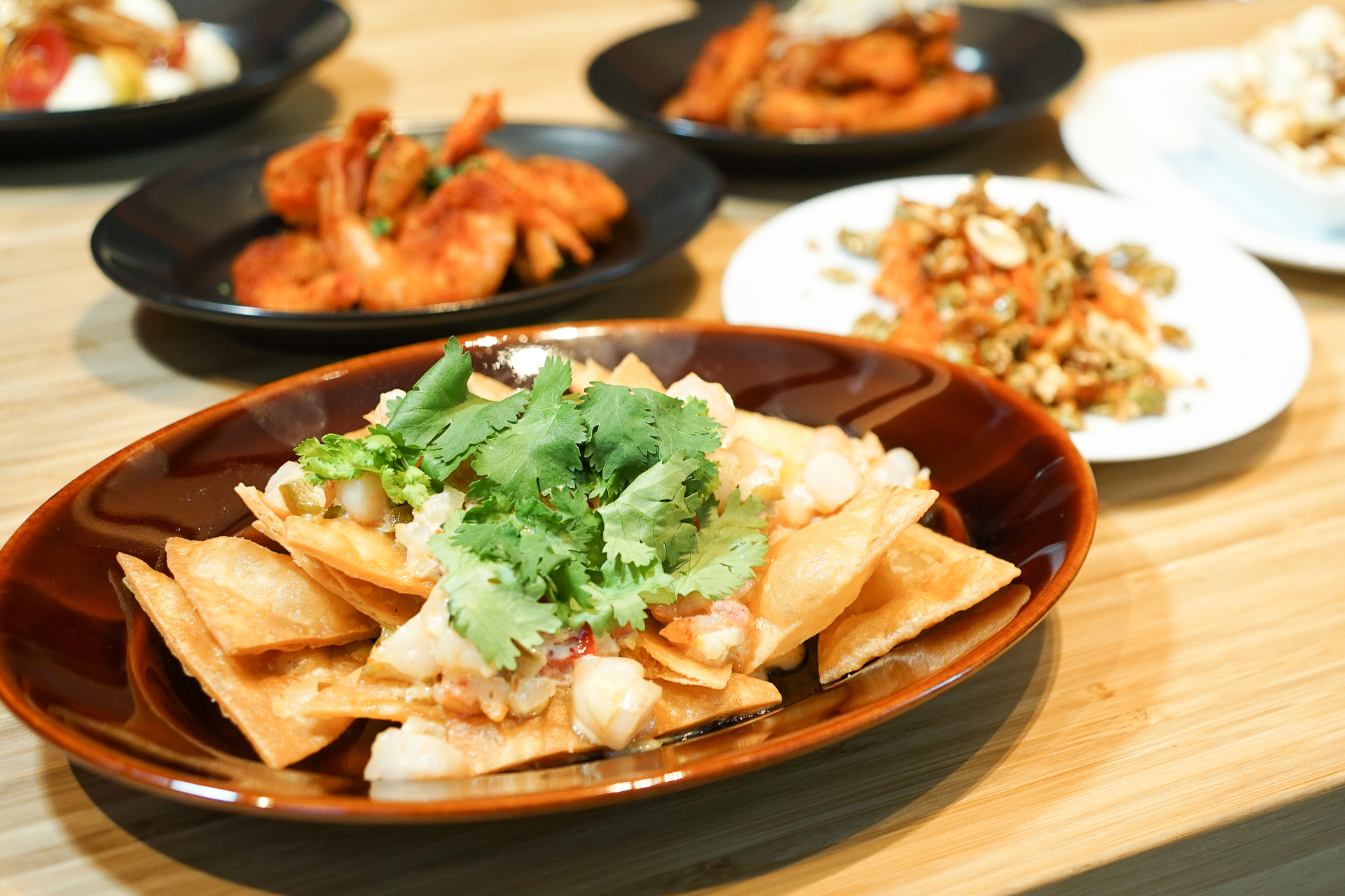 「海老マヨたっぷりナチョス」などドリンクと一緒に楽しめるメニューも多い