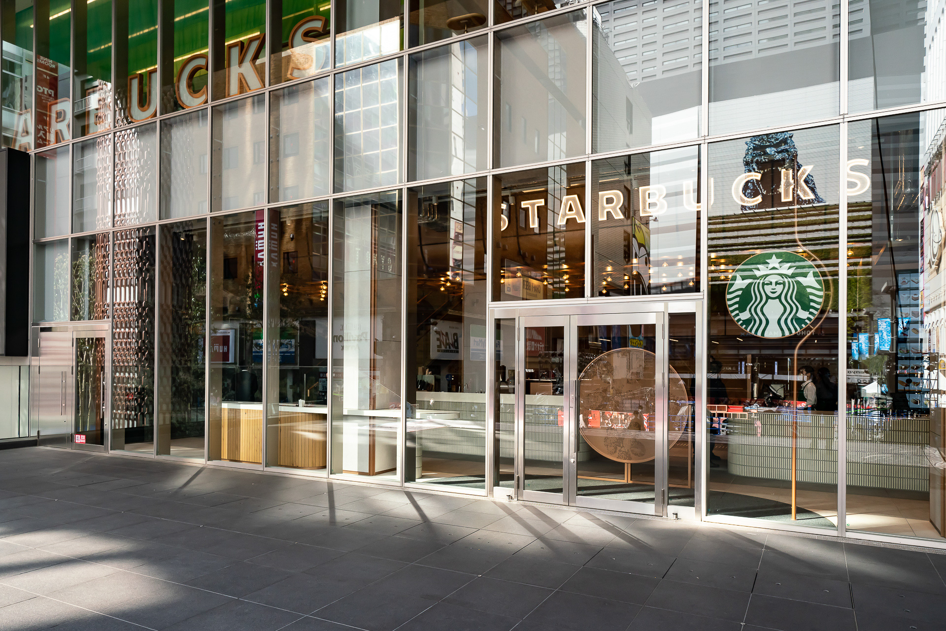 正面側1階ステージに「スターバックスコーヒー」が入る