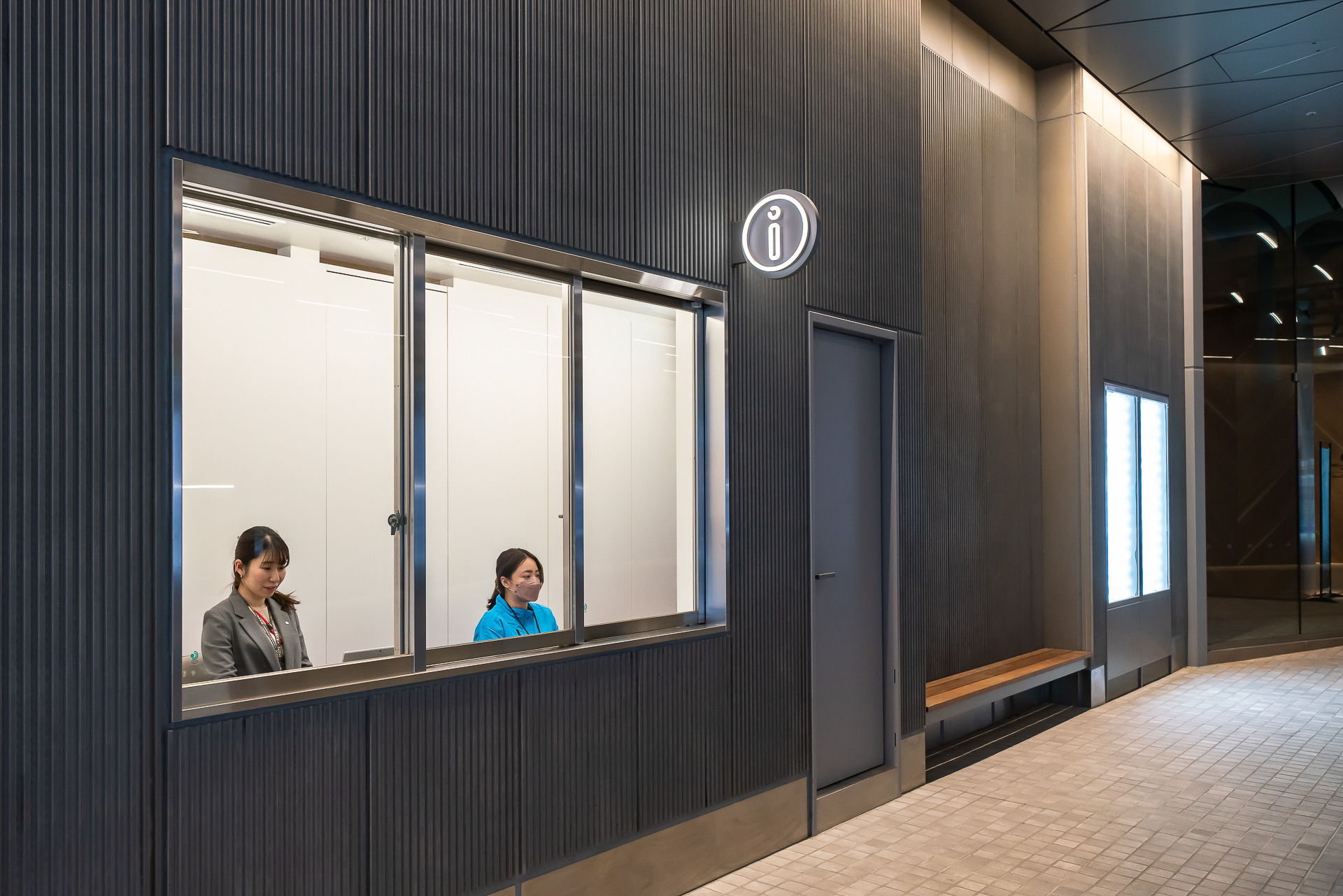 手荷物一時預かりをしてくれるインフォメーションカウンター