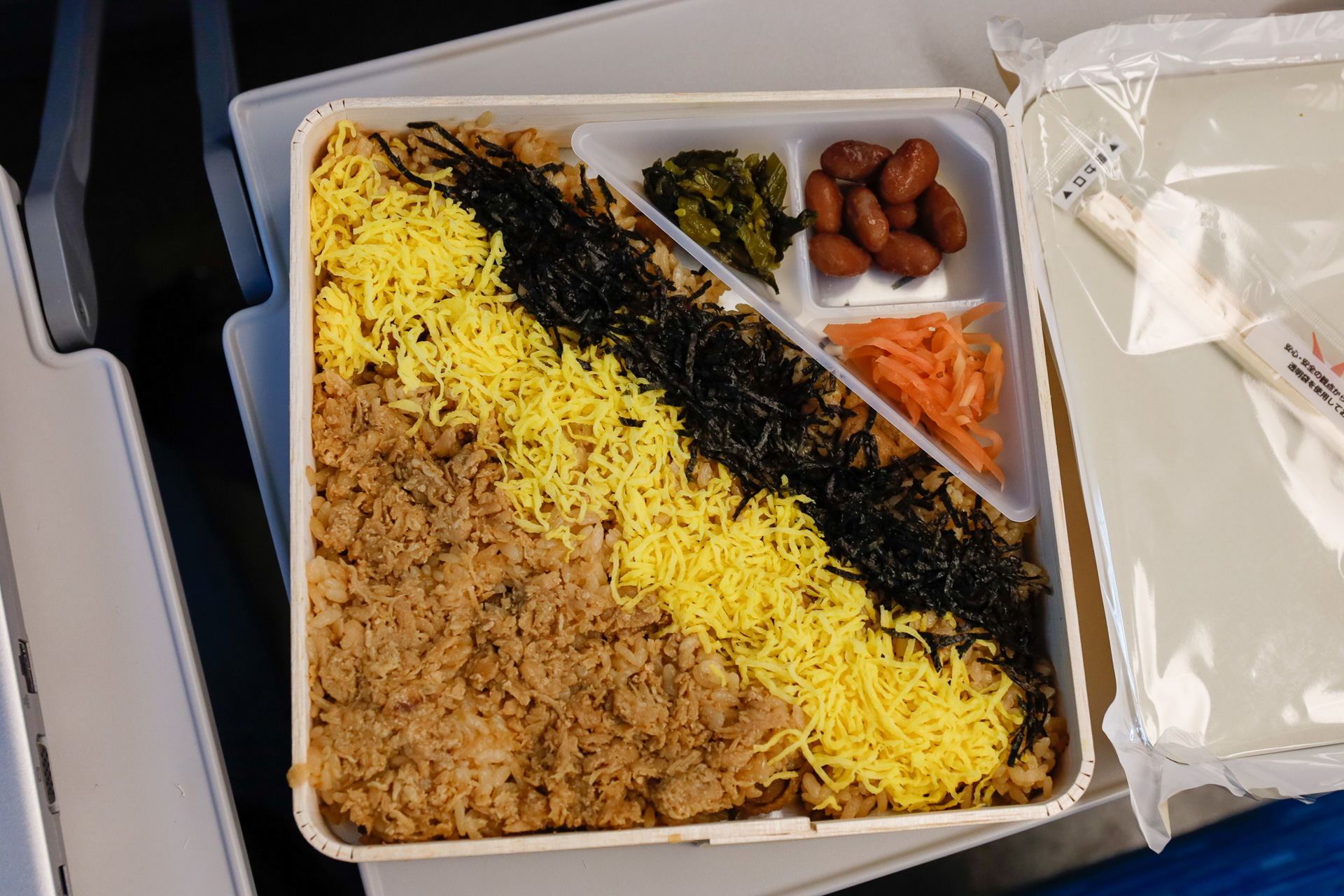 新幹線の車内で駅弁を。新幹線はまだしも、在来線で同じことをやろうとすると、意外とハードルが高くなってきた昨今である