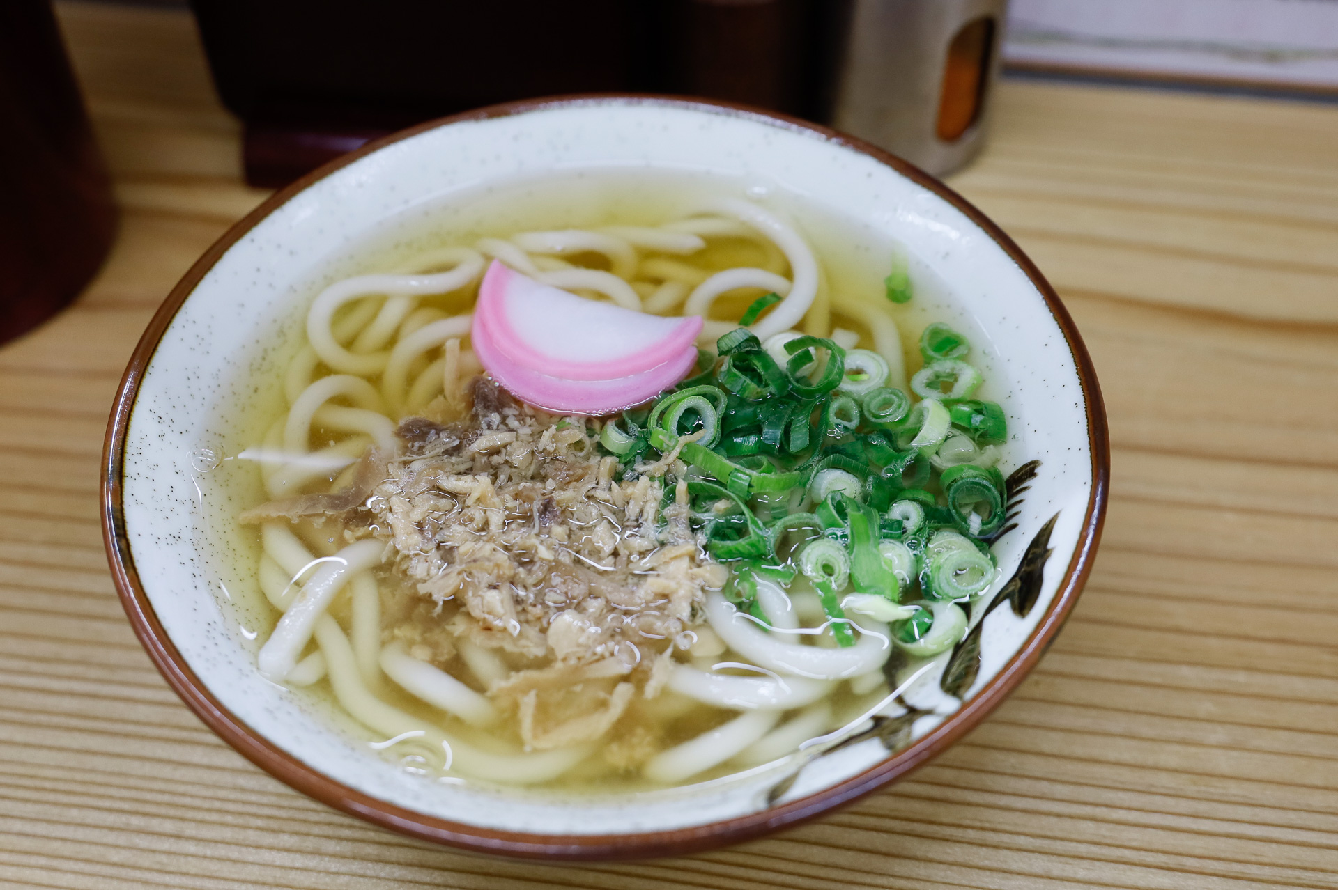 こちら、鹿児島本線・折尾駅の構内でいただいた、かしわうどん。やはり九州に来たらうどんである。博多駅ホームの立ち食いラーメンも有名だ