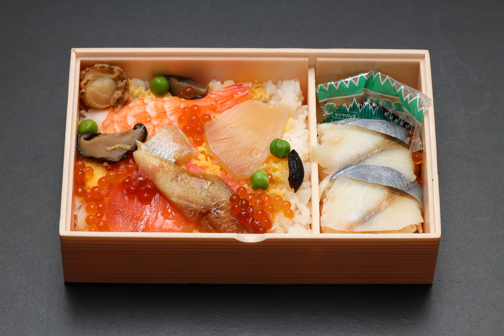 彩りも鮮やかなちらし寿司と大船軒伝統の鯵の押し寿司が同時に楽しめるお弁当です