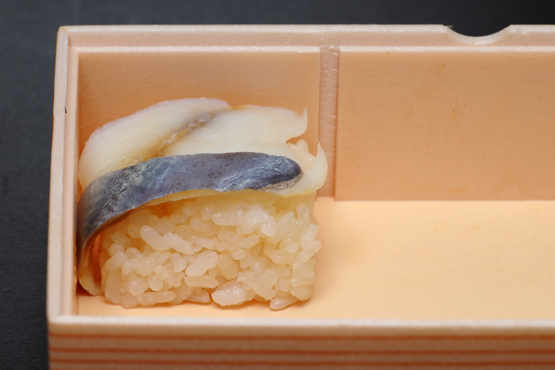 押し寿司は一つ一つがずっしりしています