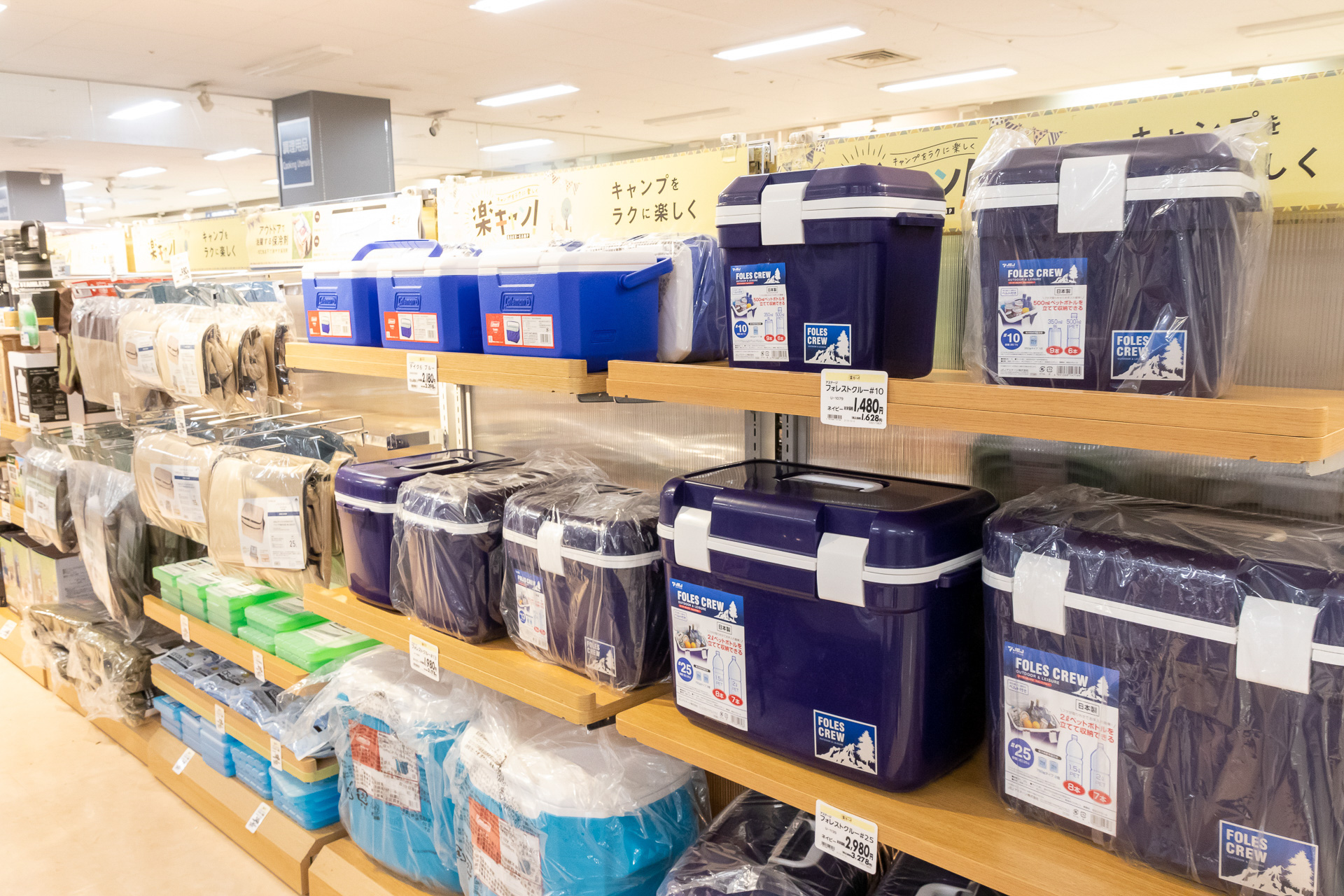 人気の保冷用品やLEDランタン、カセットコンロなども豊富に陳列されている