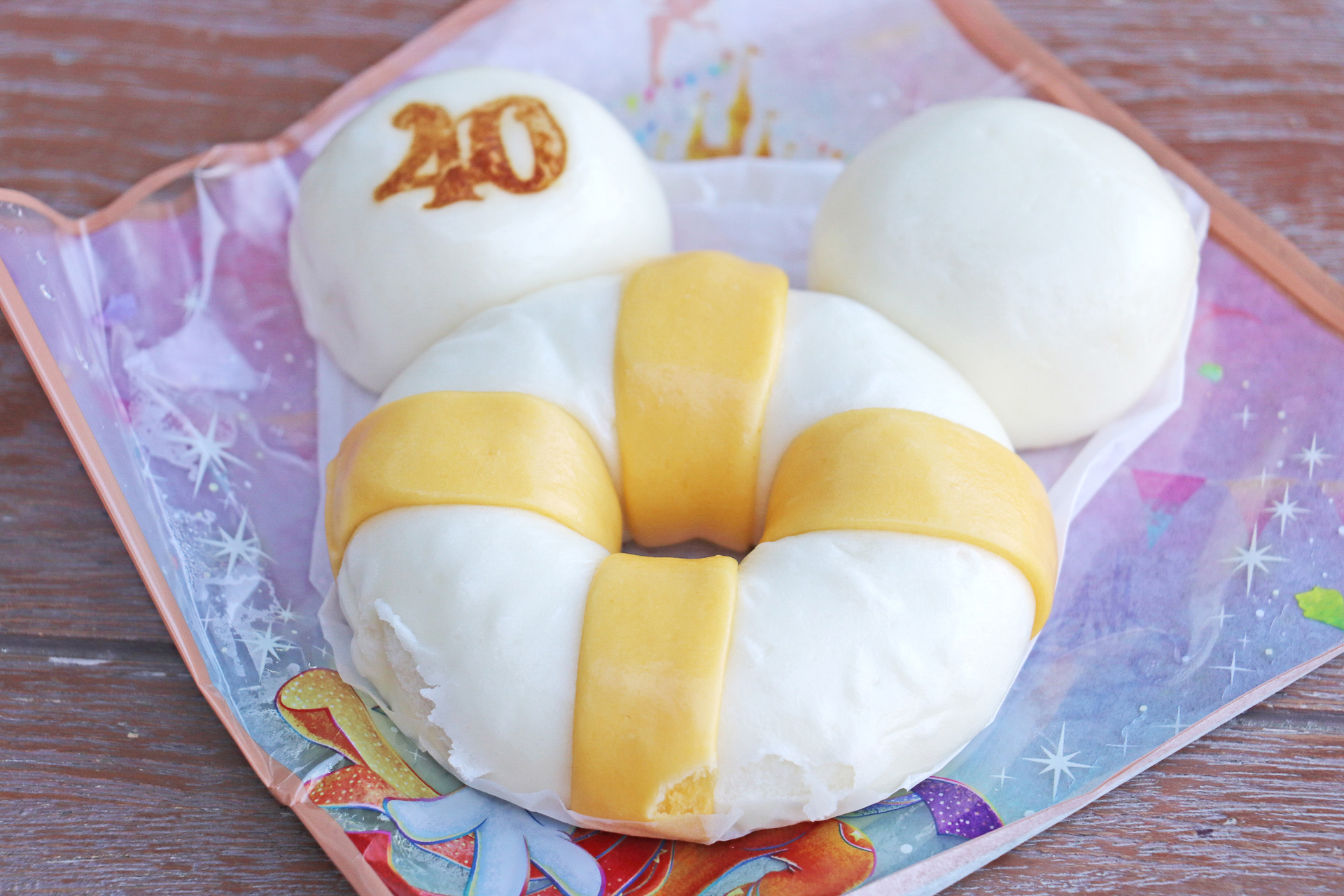 「ミッキーうきわまん（チキン）」（1個750円）