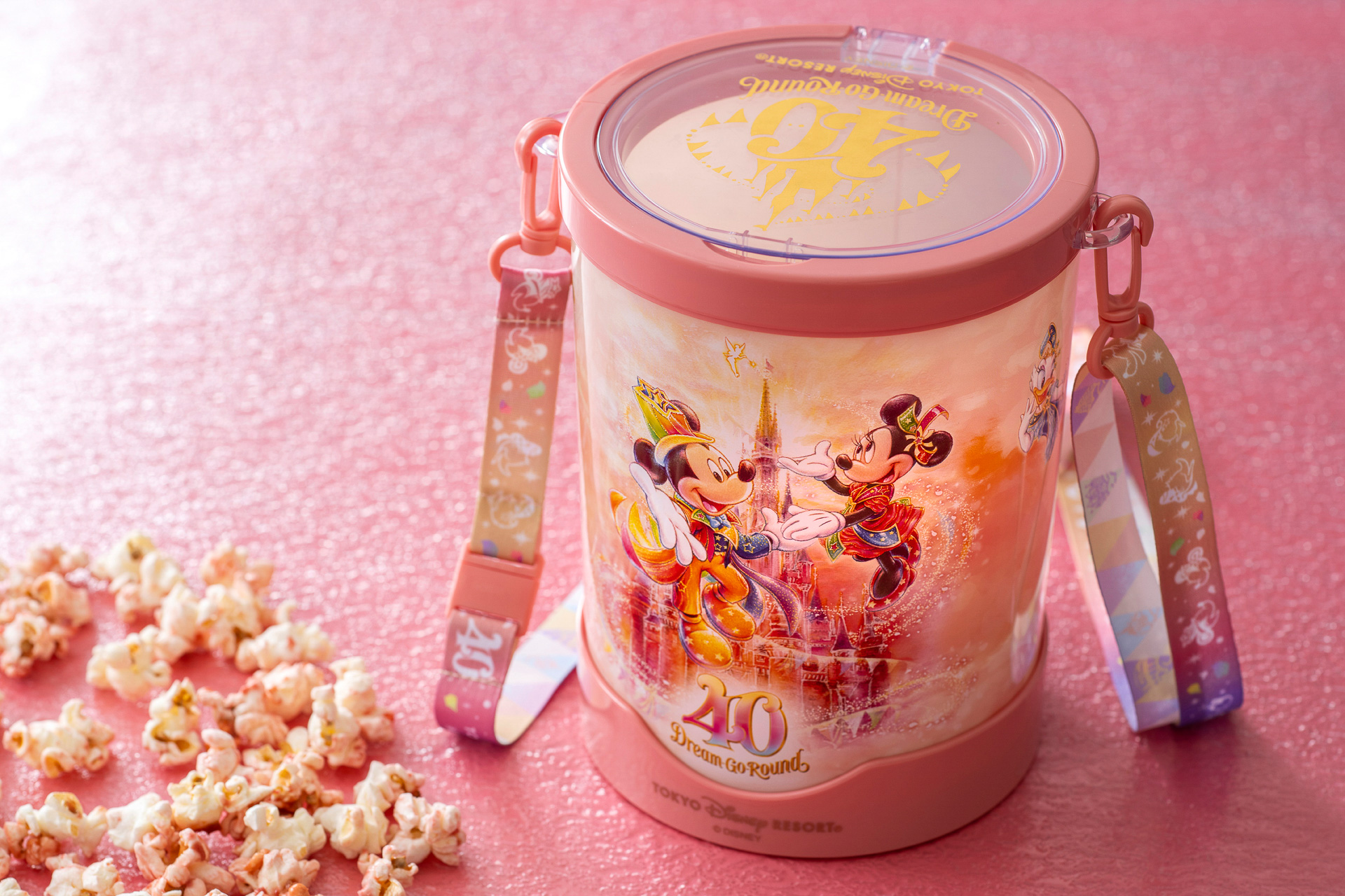 「ポップコーン、バケット付き」（3400円）は本体が淡く光る2色のライト付き。底には“ドリームゴーラウンド”のロゴを投影する機能も（画像提供：オリエンタルランド）