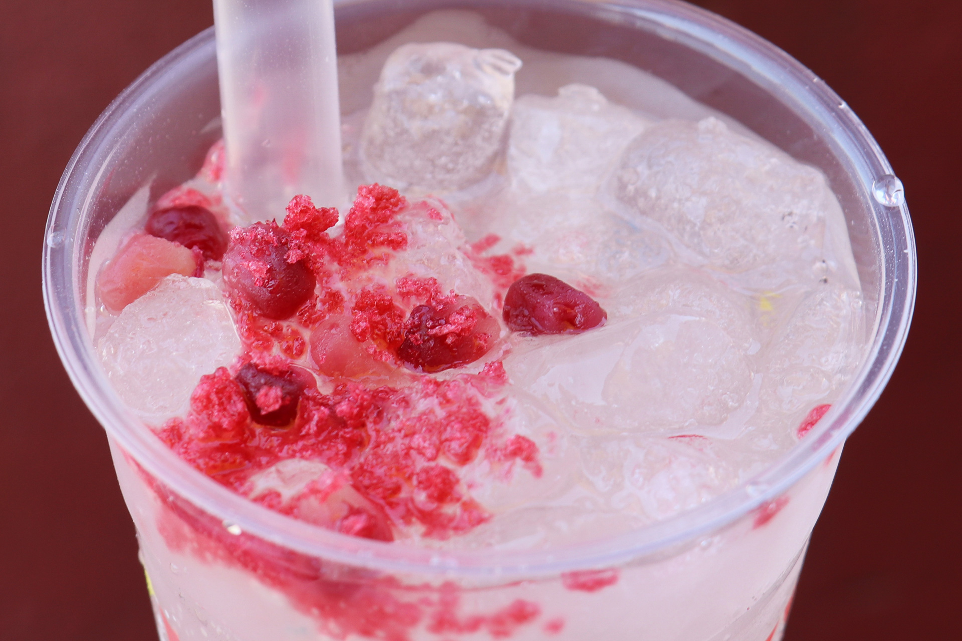 ラズベリーの顆粒やザクロの実がトッピングされ、食感も楽しめる