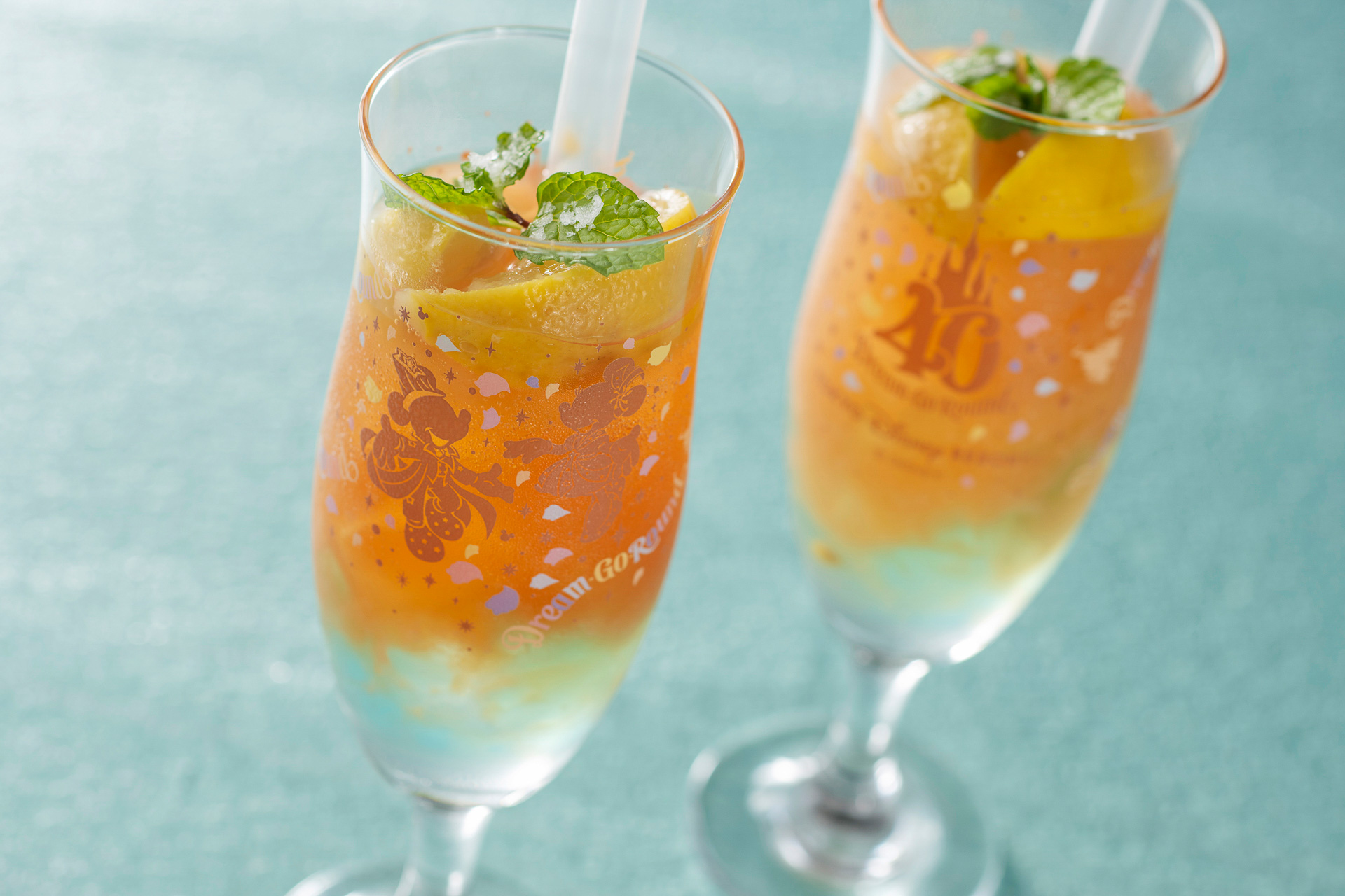 マゼランズ「スペシャルソフトドリンク（ミントシロップ、ピーチ、ブラッドオレンジジュース、ソーダ）」（1杯900円）※「スーベニアグラス」は対象のメニューにプラス1200円（画像提供：オリエンタルランド）