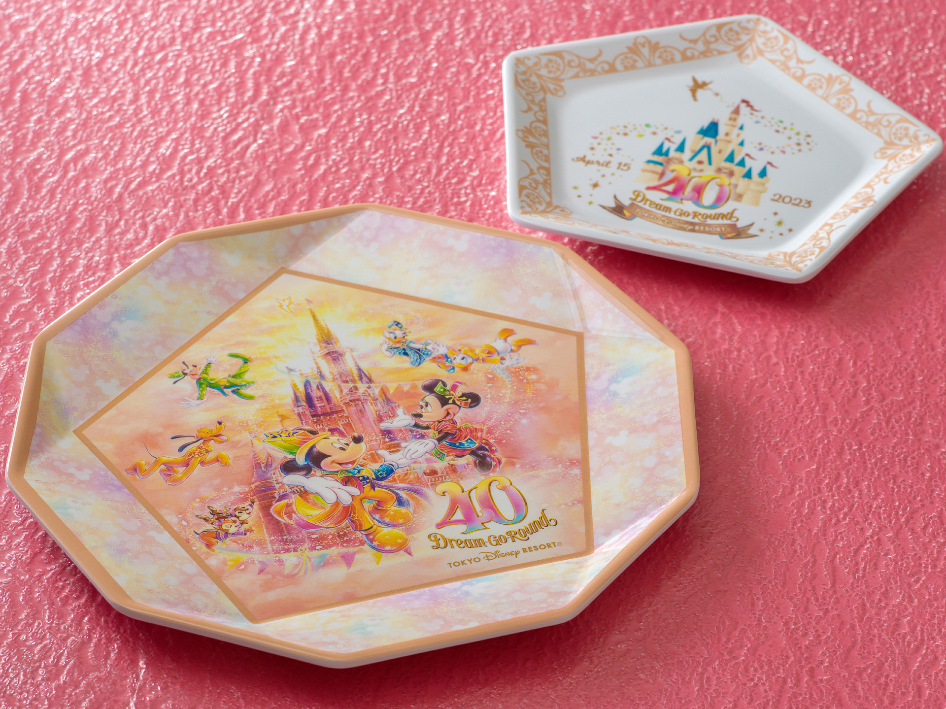 対象のメニューに付けられる「スペシャルスーベニアプレート」（プラス1600円）（画像提供：オリエンタルランド）