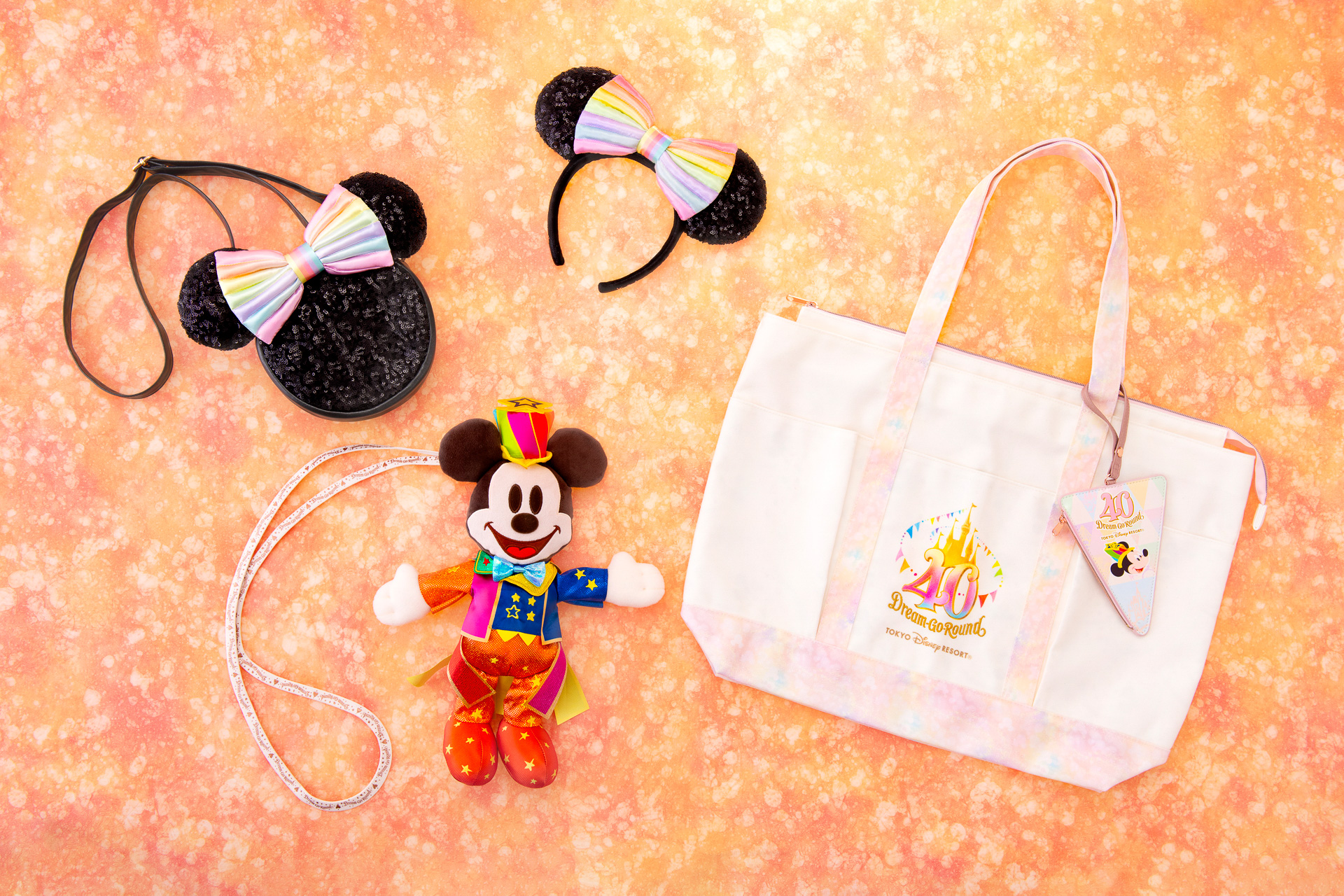 ミッキーマウスの「ショルダーバッグ」（3900円）や「カチューシャ（2300円）など身に着けグッズも登場（画像提供：オリエンタルランド）