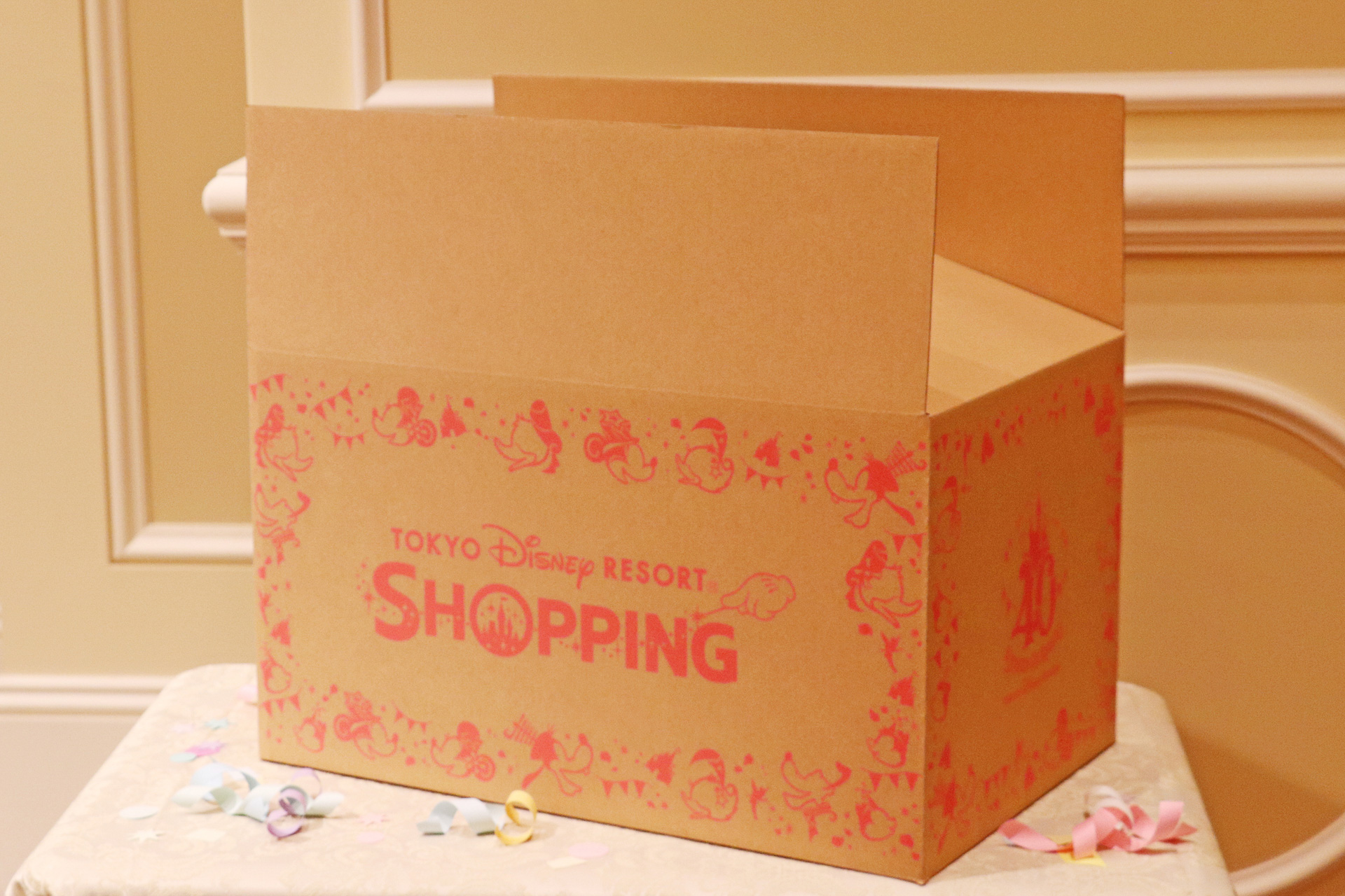 グッズが一新されたことでショップも混雑ぎみ。公式アプリから通販も積極的に利用したい