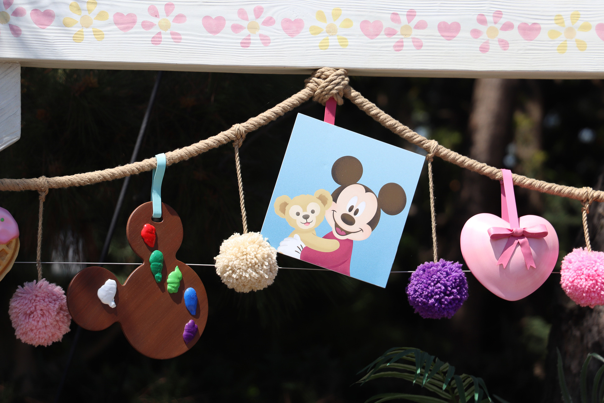 ダッフィーたちが持ち寄ったミッキーマウスへのプレゼントかガーランドで飾られている