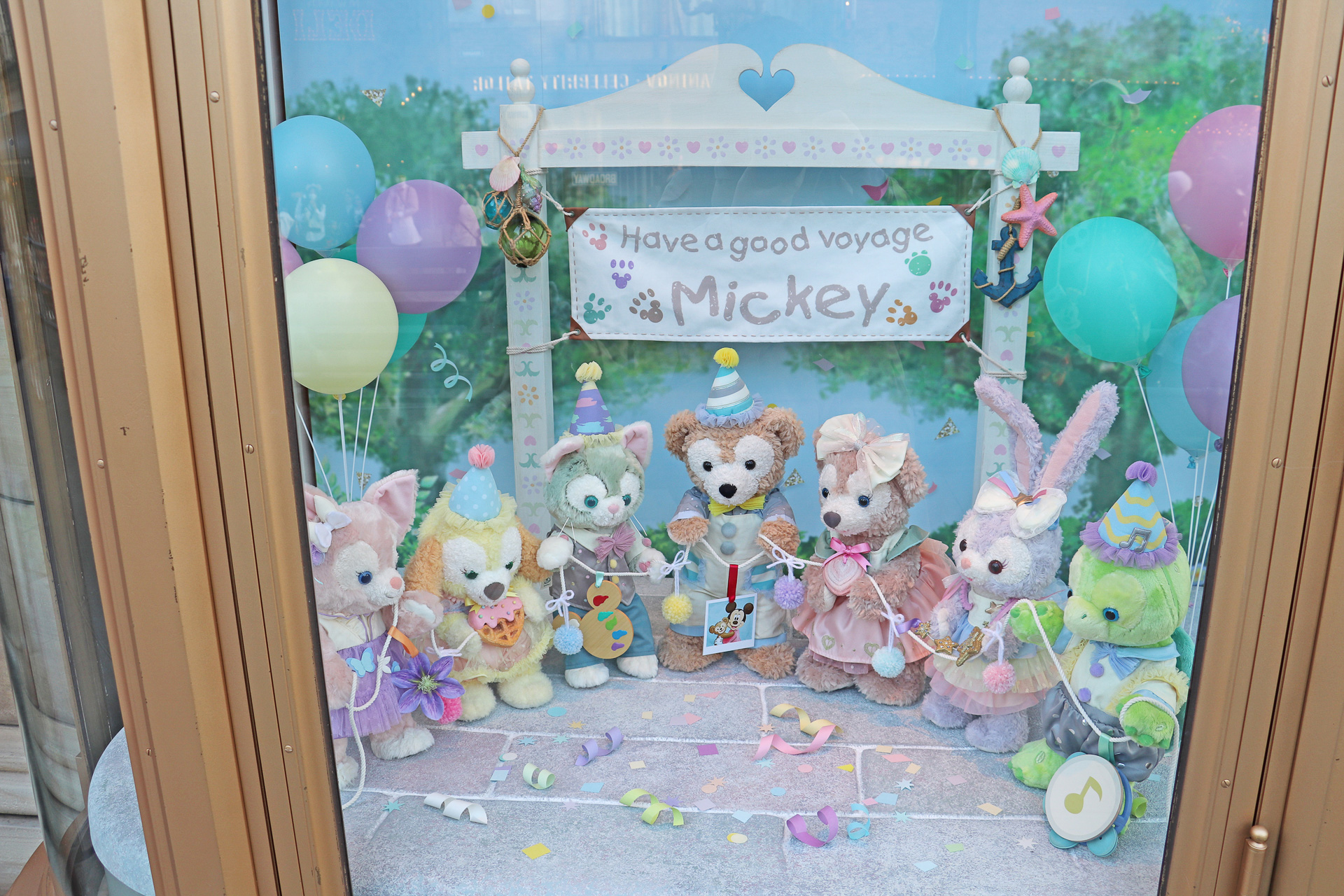 ミッキーマウスのために「よい旅を」と気持ちを込めた会場が完成！　手に持つのはそれぞれが持ち寄ったプレゼントだ