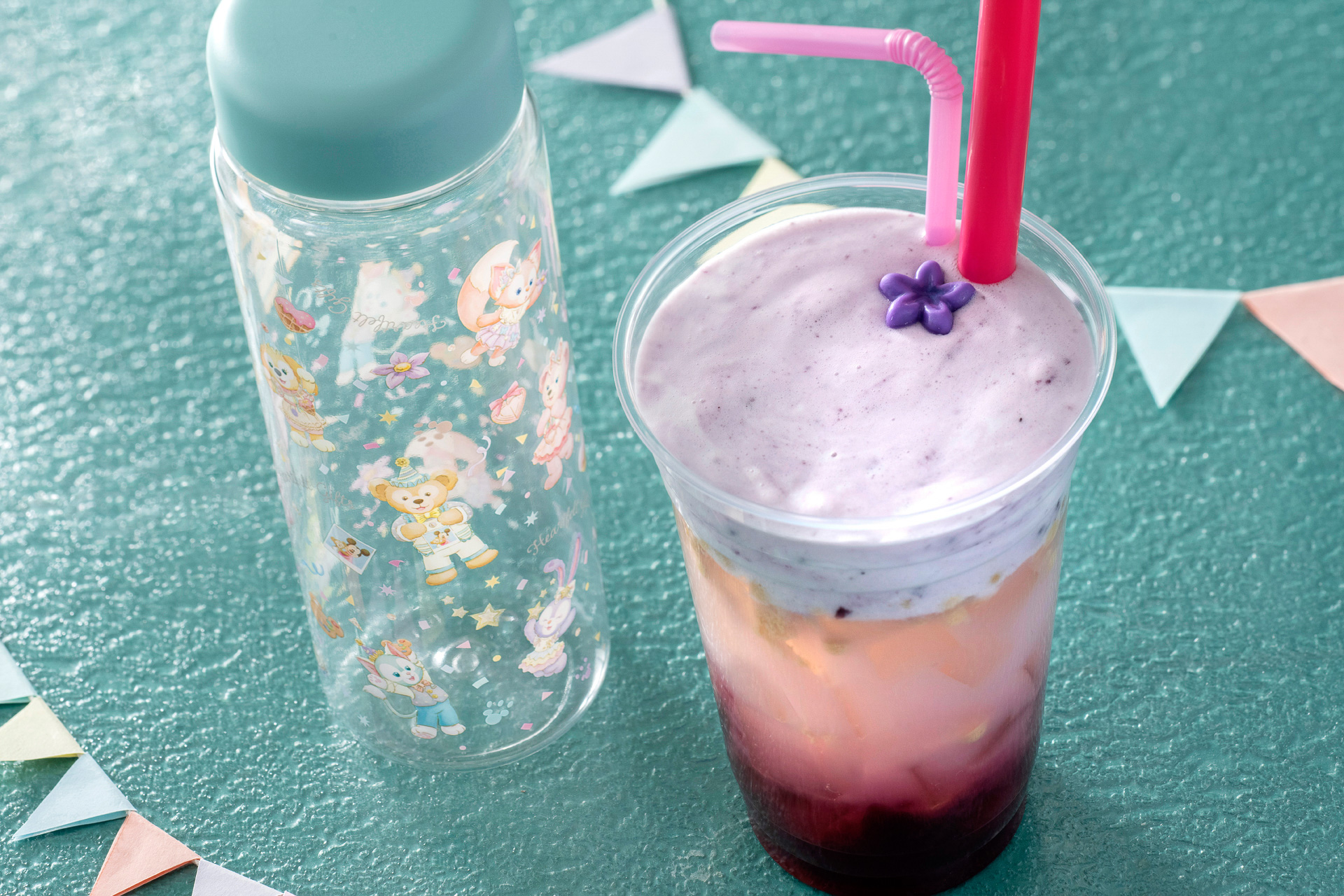 「クリーム＆ベリードリンク（ステラ・ルー）、スーベニアドリンクボトル付き」（2000円）（画像提供：オリエンタルランド）