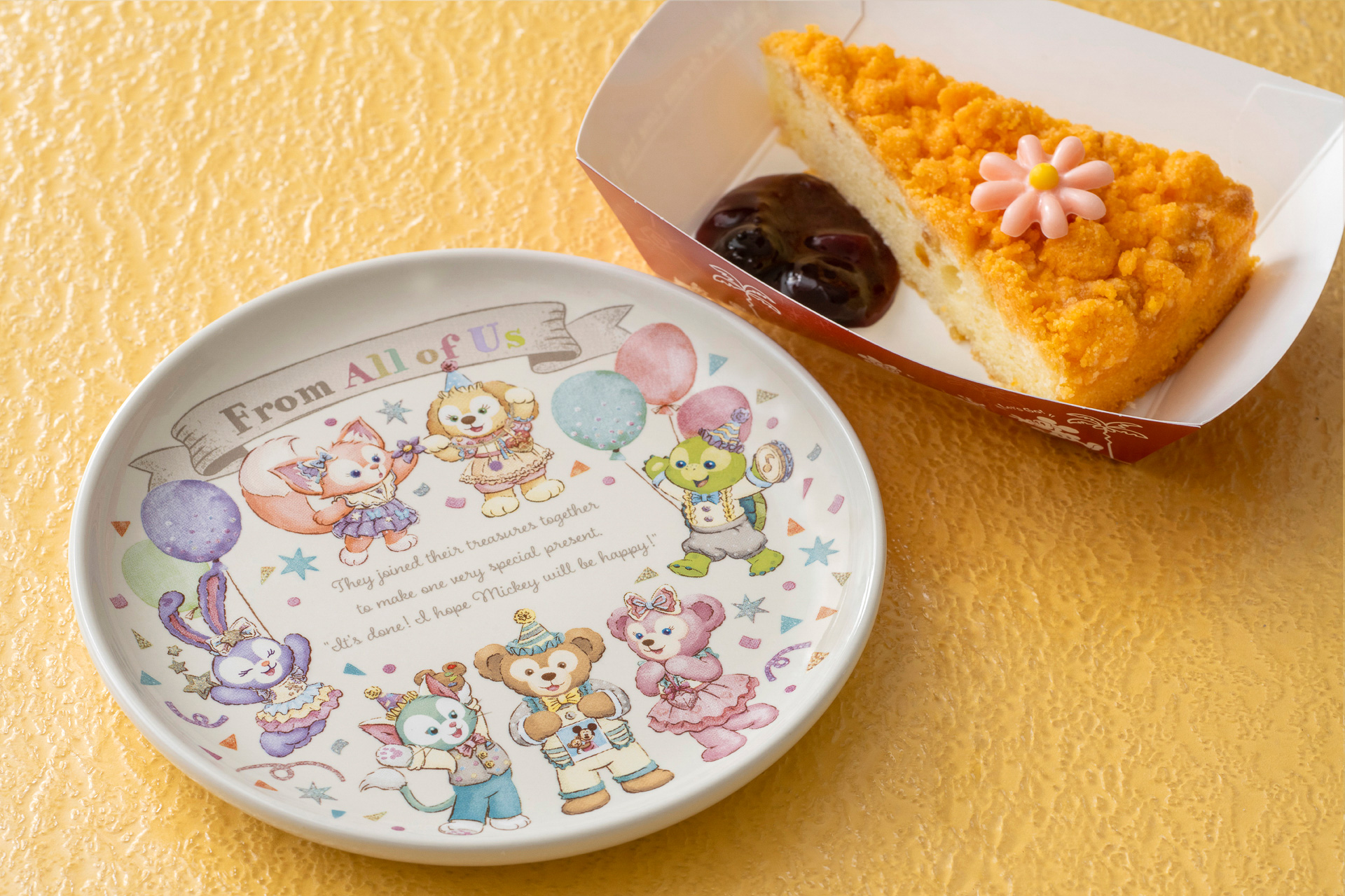 「オレンジチーズケーキ、スーベニアプレート付き」（1070円）（画像提供：オリエンタルランド）