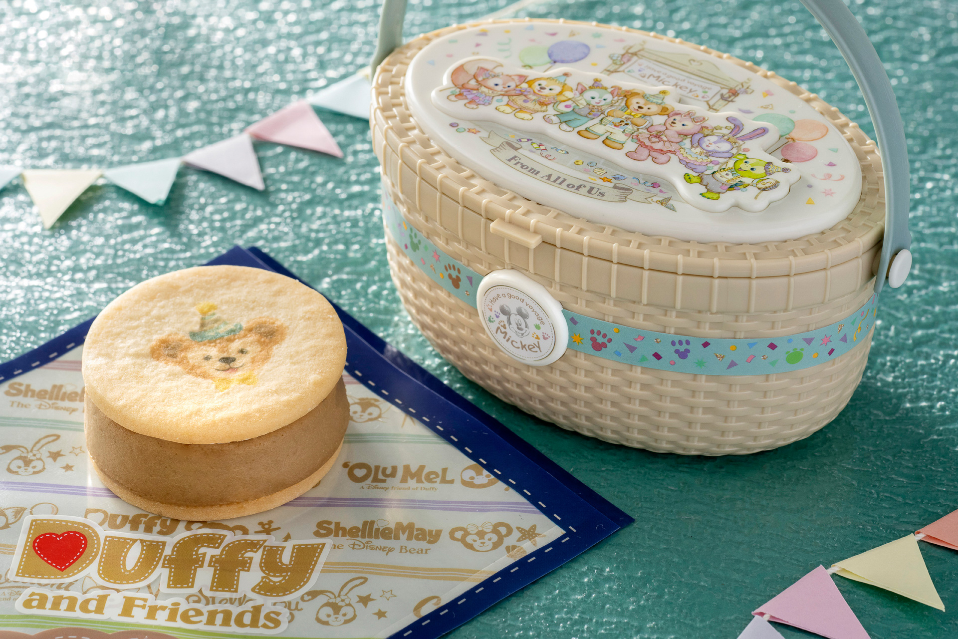 「クッキーサンド（カフェオレ・チーズ味）、スーベニアケース付き」（1470円）（画像提供：オリエンタルランド）