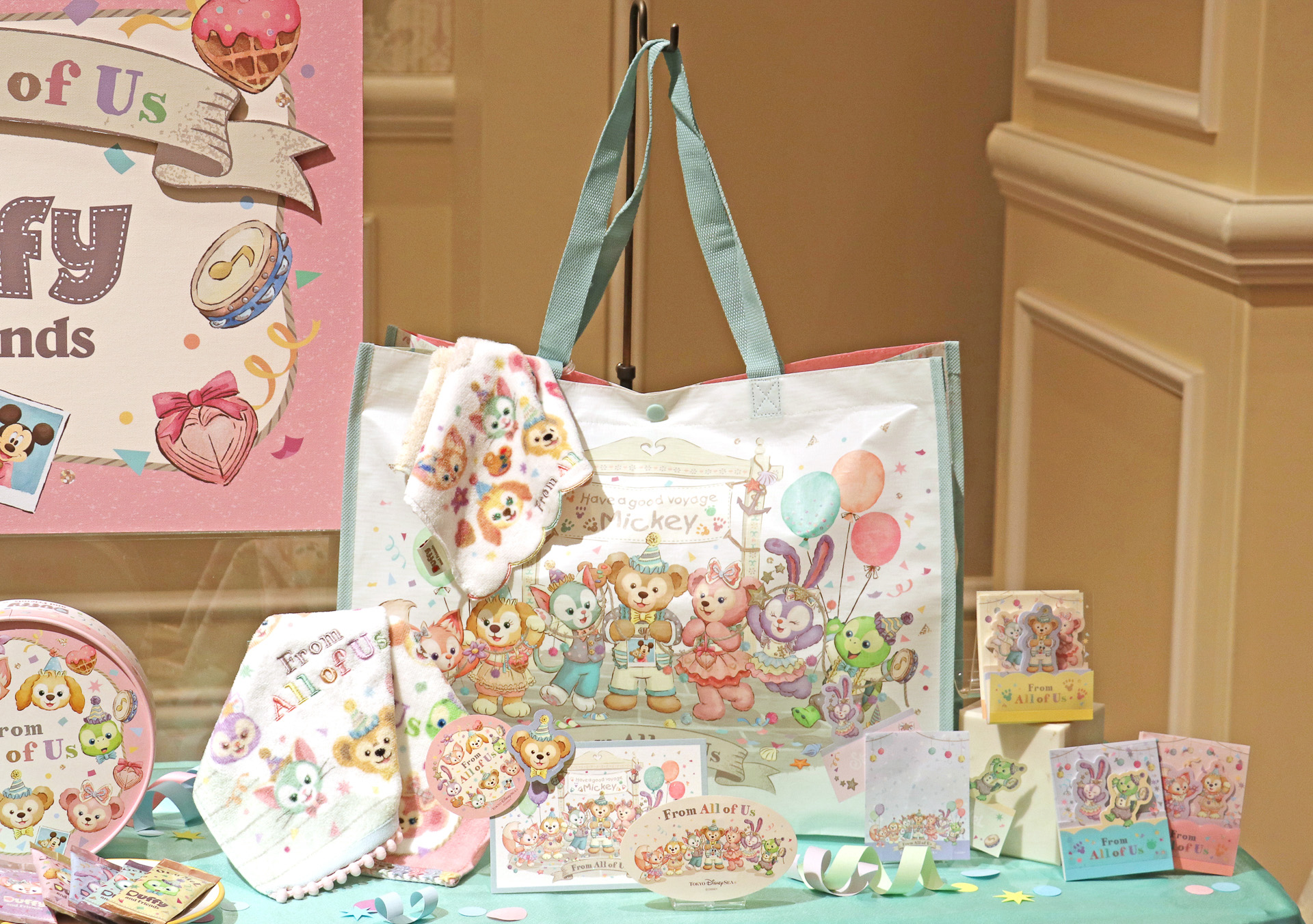 裏表でデザインが違う「ショッピングバッグ」（1000円）も華やかに