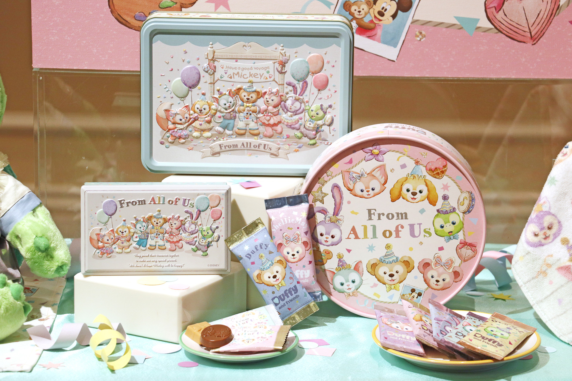 キャラクターたちの顔型のクッキーがかわいい「アソーテッド・クッキー」（1400円）などお菓子類も40周年のデザインに