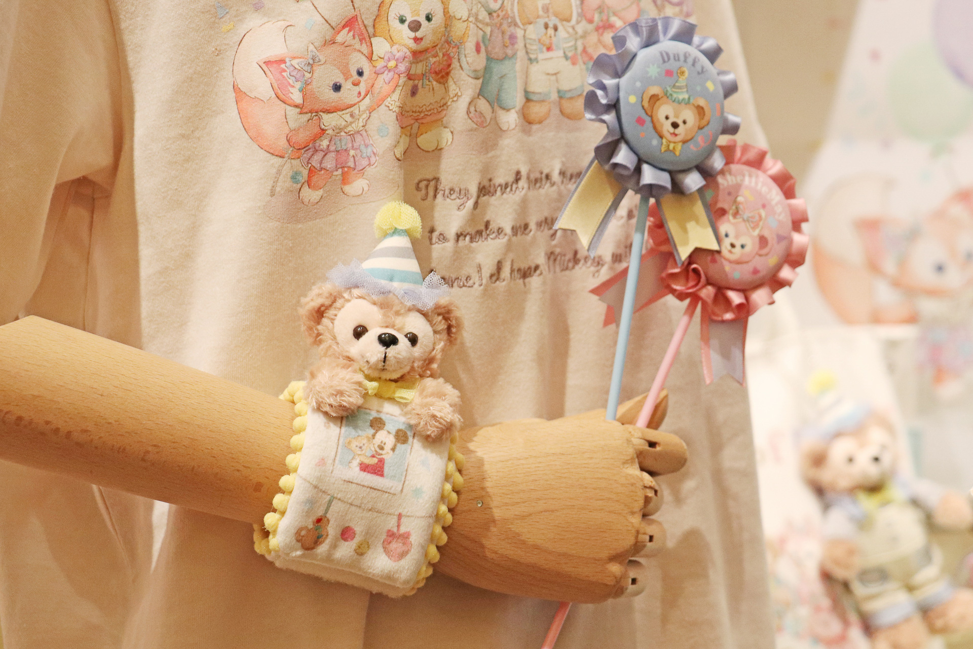 かわいらしいダッフィーが付いた「ぬいぐるみバンド」（2700円）は子供のハンカチ代わりにも