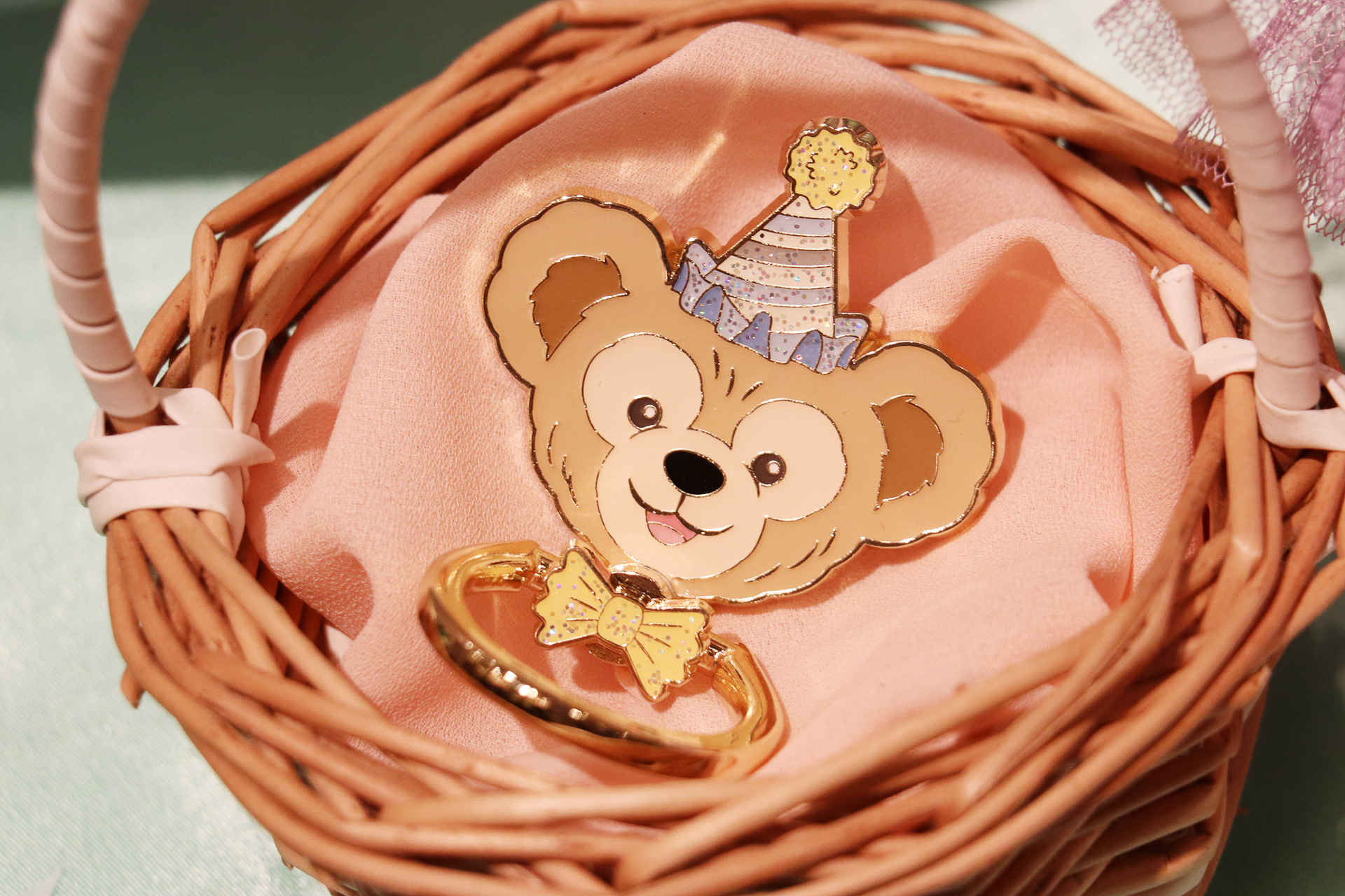 本体裏に貼って落下防止に使える便利な「スマートフォンアクセサリー」（2100円）もパーティ帽のかわいいデザインに