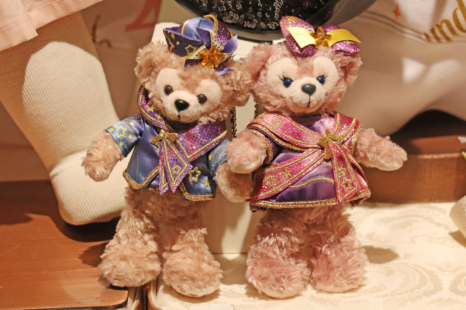 40周年の「ドリームゴーラウンド」の衣装の「ぬいぐるみバッジ」（各2500円）も販売されている