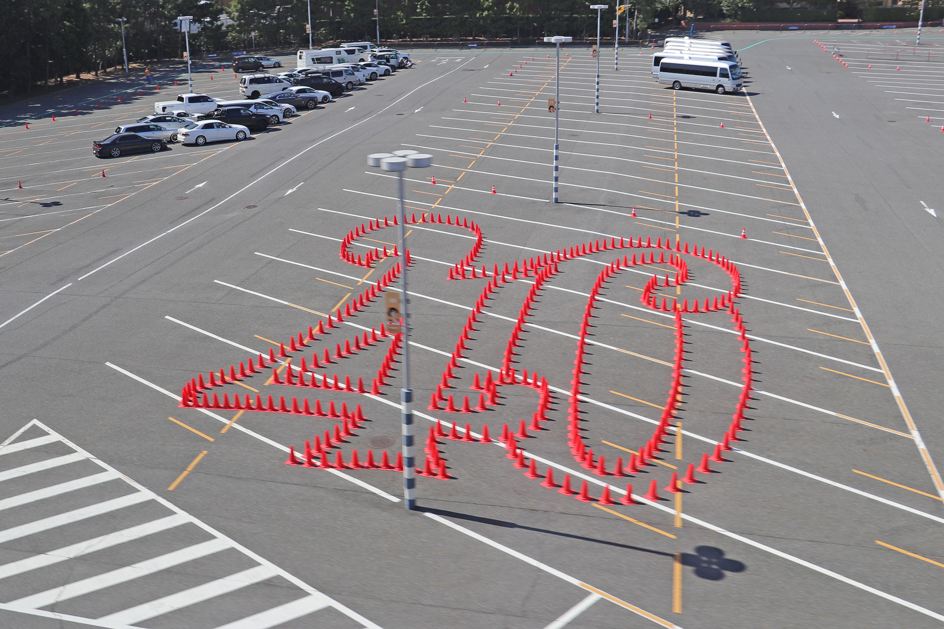 40周年を記念して、東京ディズニーシーの駐車場には、コーングラフィックも登場