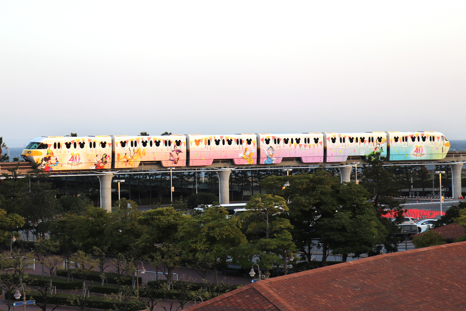 華やかなガーランドで飾られた「東京ディズニーリゾート40周年」のラッピングトレイン