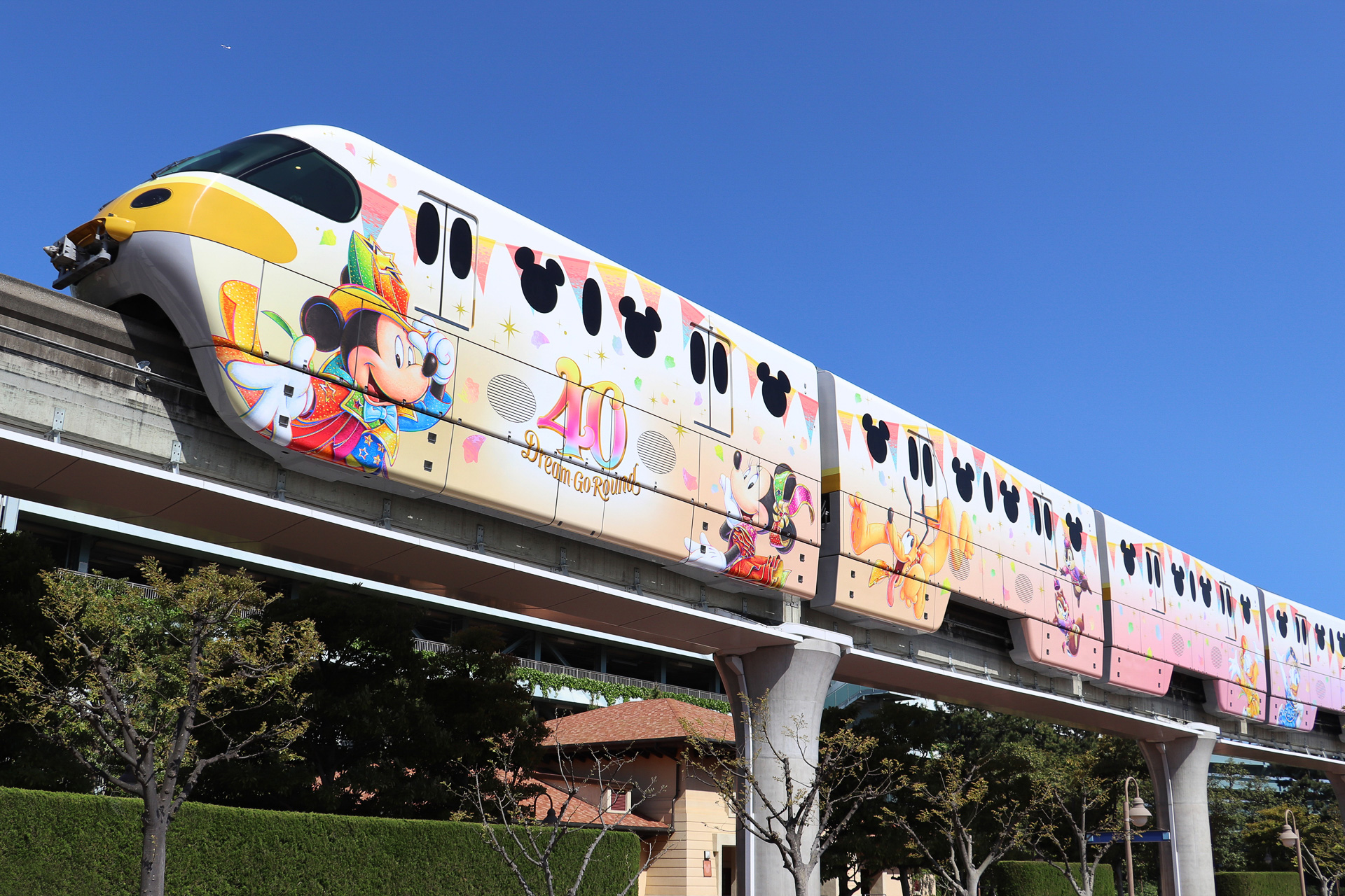 華やかなガーランドで飾られた「東京ディズニーリゾート40周年」のラッピングトレイン