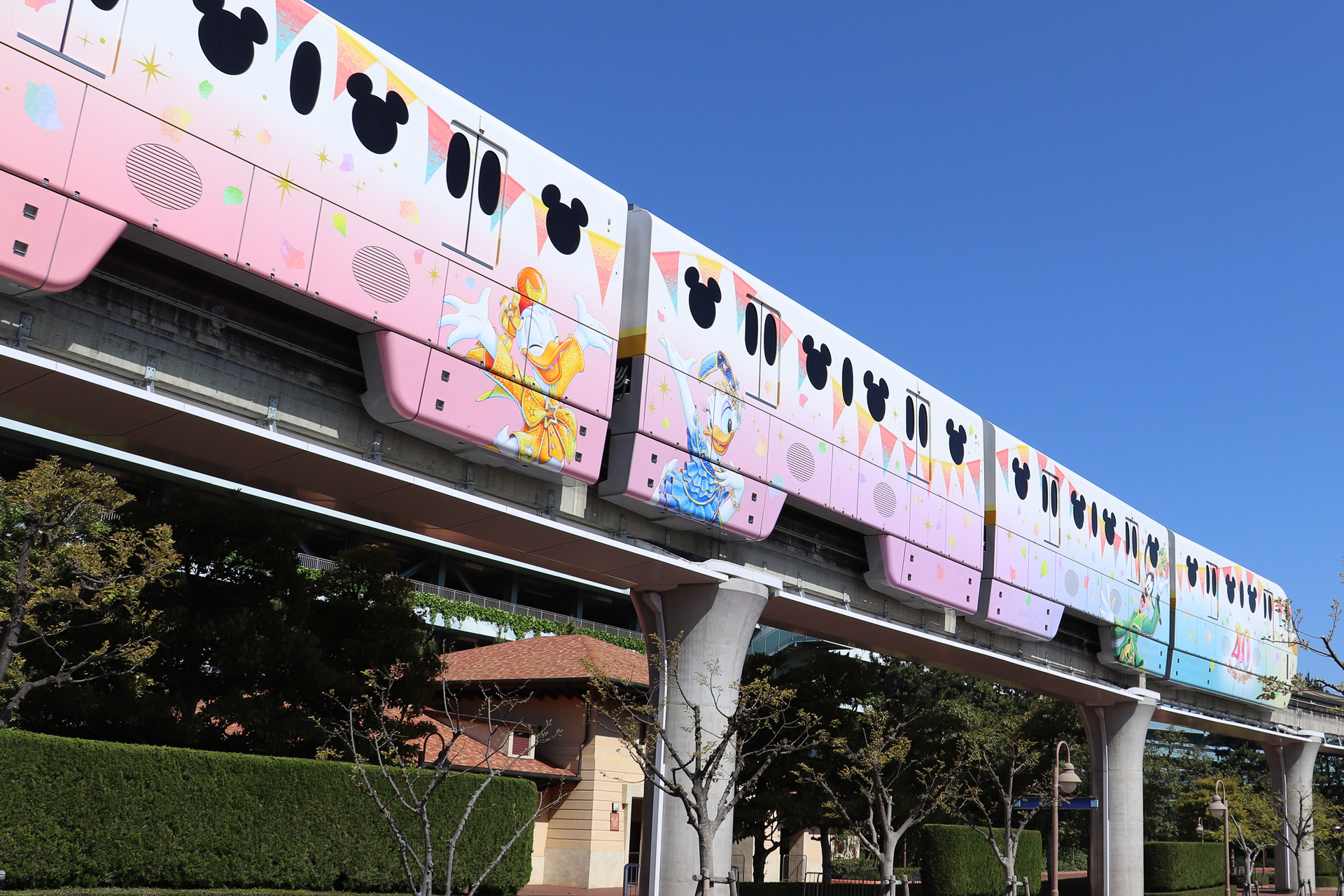 華やかなガーランドで飾られた「東京ディズニーリゾート40周年」のラッピングトレイン