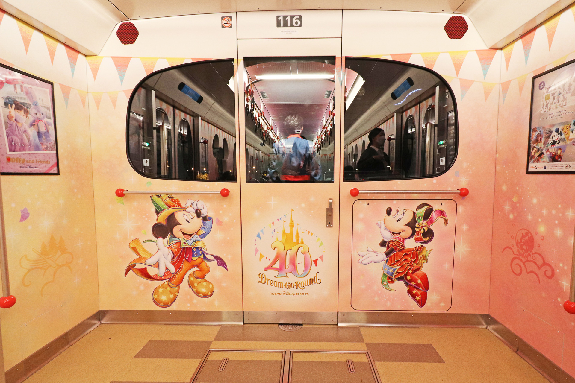 車両の内側にも、40周年の「ドリームゴーラウンド」のロゴや人気キャラクターたちが描かれていて、非常に華やかな雰囲気だ