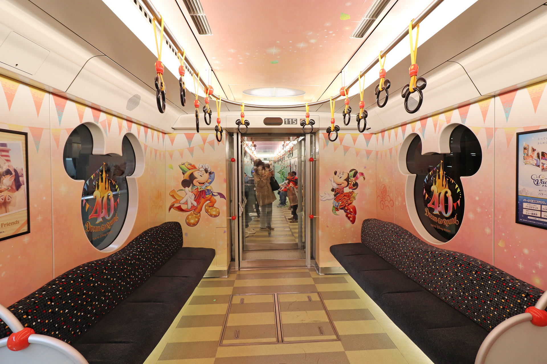 車両の内側にも、40周年の「ドリームゴーラウンド」のロゴや人気キャラクターたちが描かれていて、非常に華やかな雰囲気だ