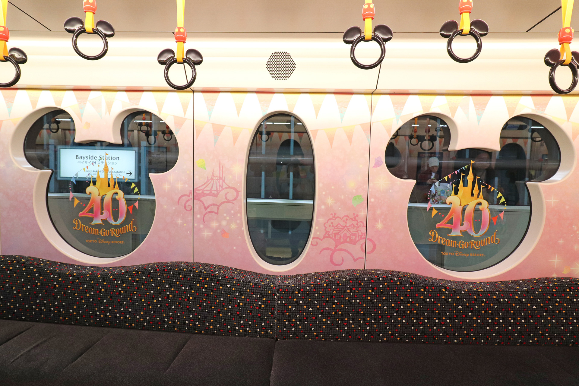 車両の内側にも、40周年の「ドリームゴーラウンド」のロゴや人気キャラクターたちが描かれていて、非常に華やかな雰囲気だ