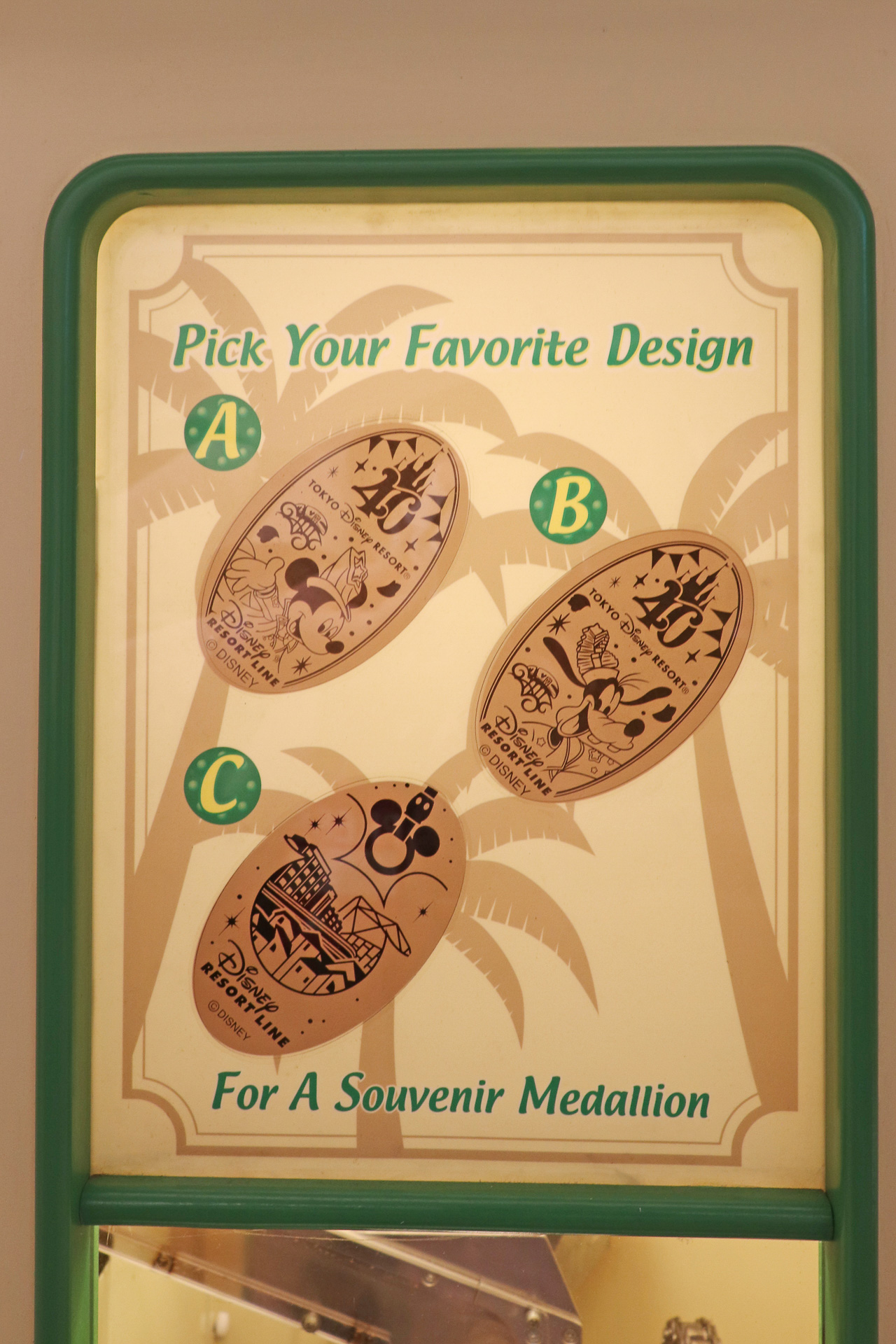 「リゾートゲートウェイ・ステーション」では左側のマシンで40周年のデザインが作成可能。好きなキャラクターでメダルを作成してみたい