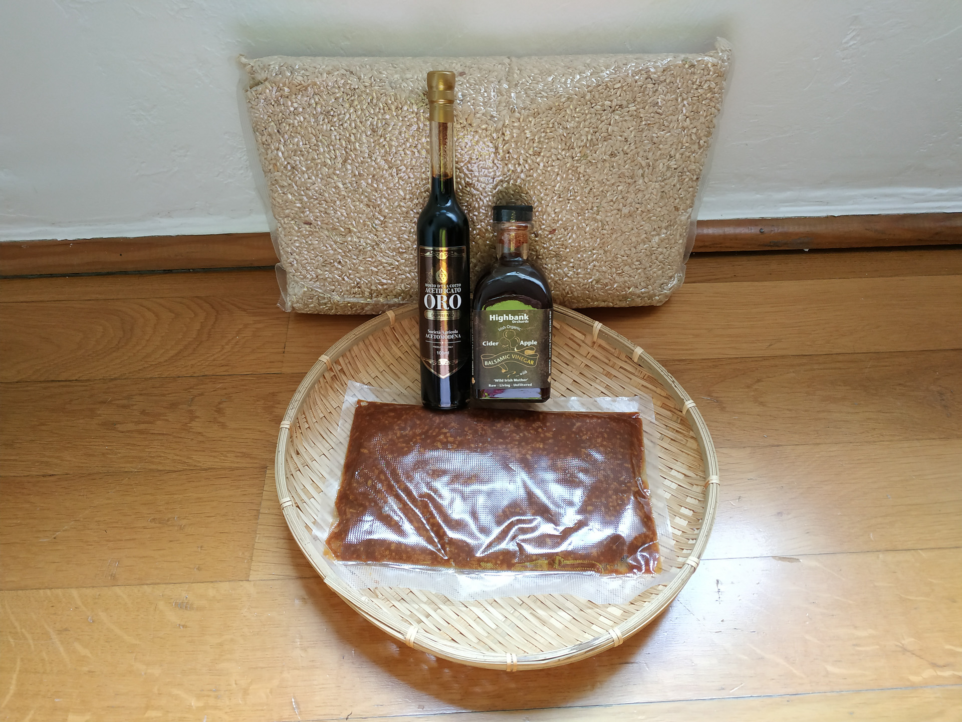 麻美さんお手製の米味噌、スペイン産米、英国産リンゴバルサミコ酢、イタリア産バルサミコ酢