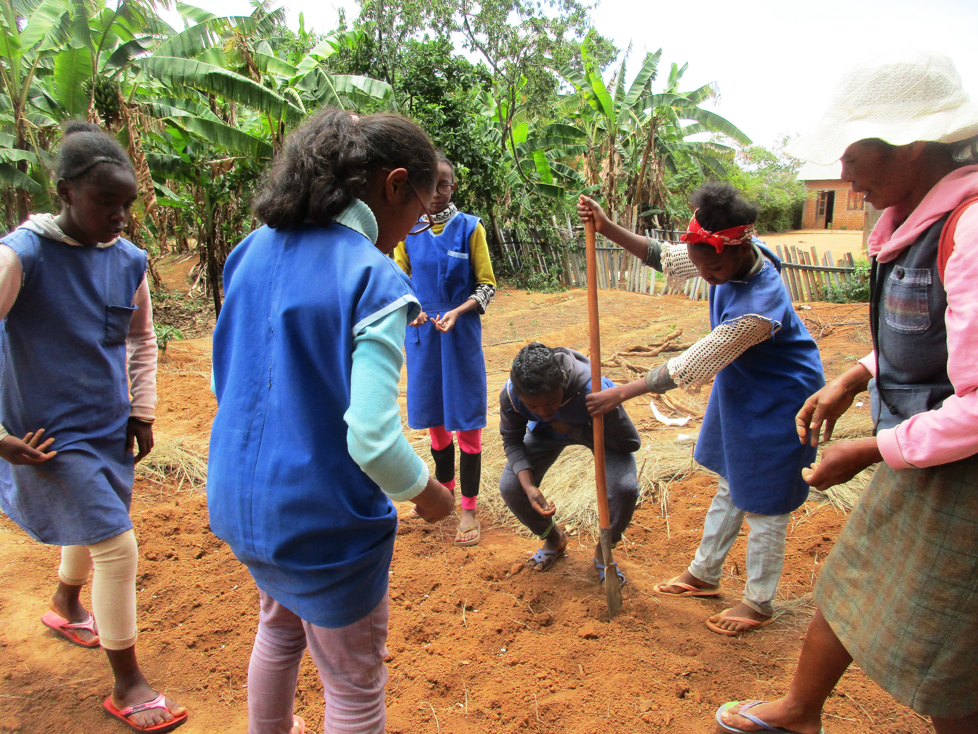 マダガスカルで自然農法の普及をサポートする浩幸さん &copy;SARATANI