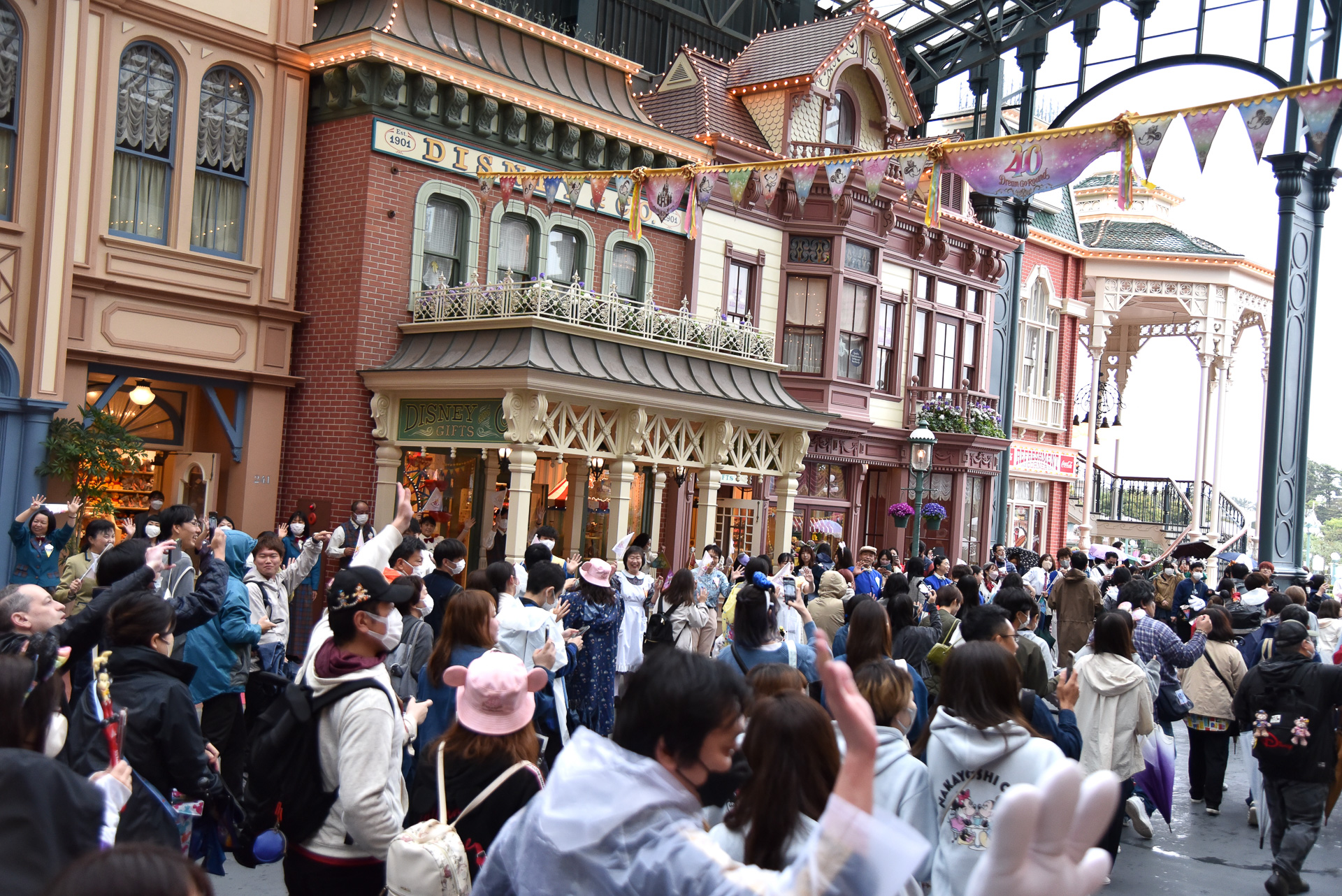 パーク開園から約10分で、ワールドバザールはあっという間ににぎやかな雰囲気に