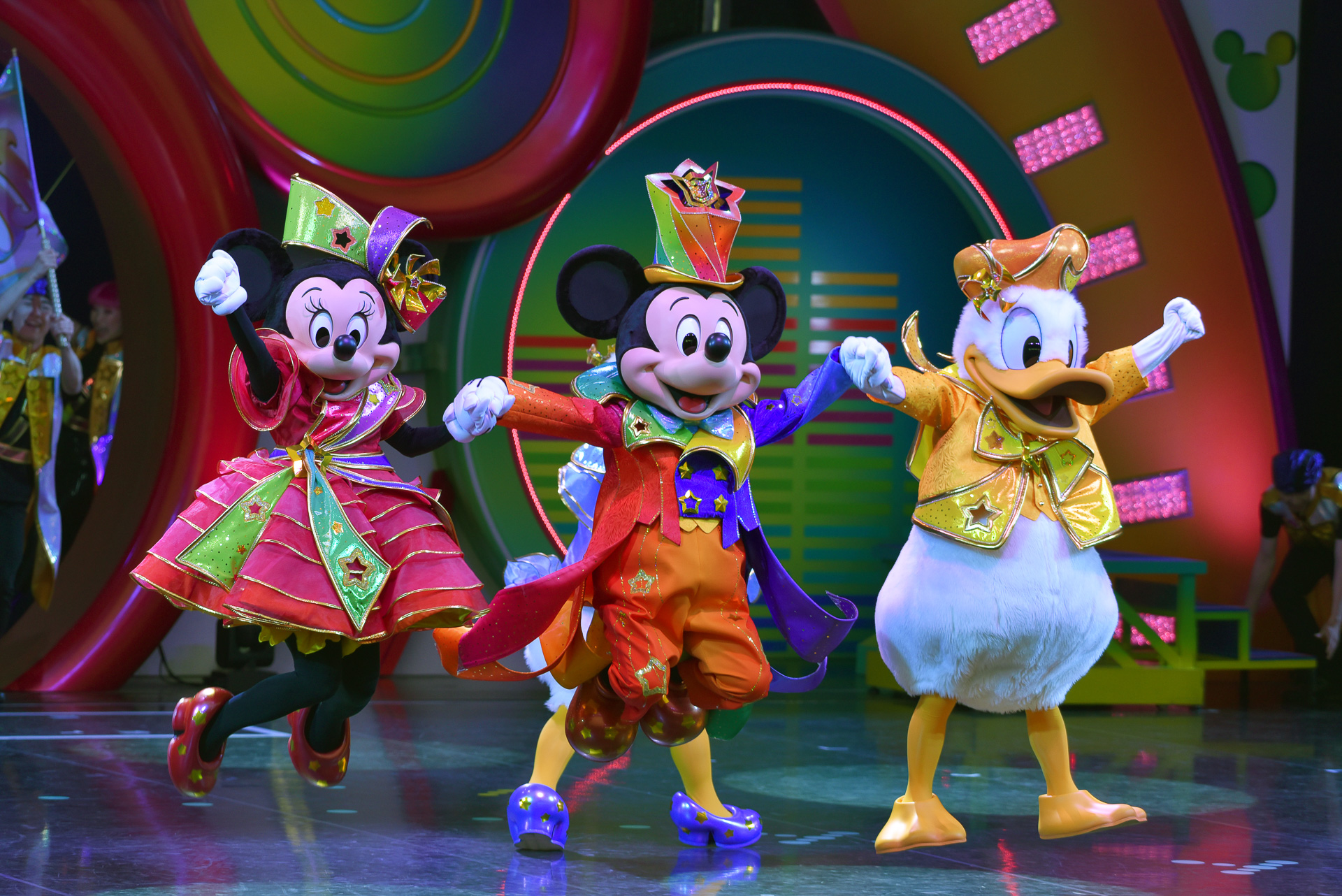 ミッキーマウスたちが40周年ならではの“ナナイロ”コスチュームで登場！