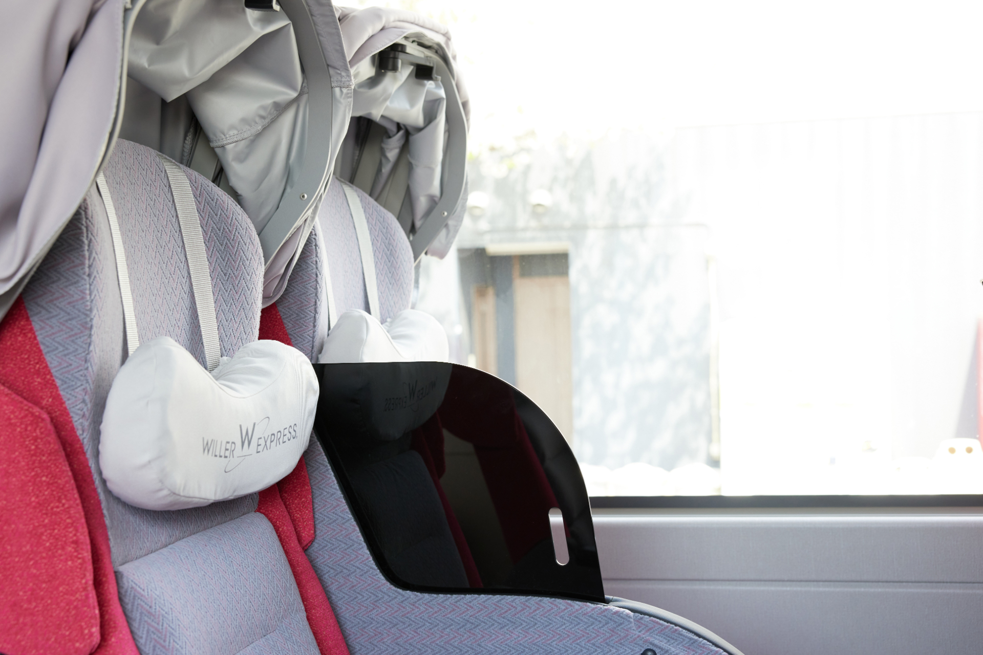 2席間のパーテーションを可動式に変更