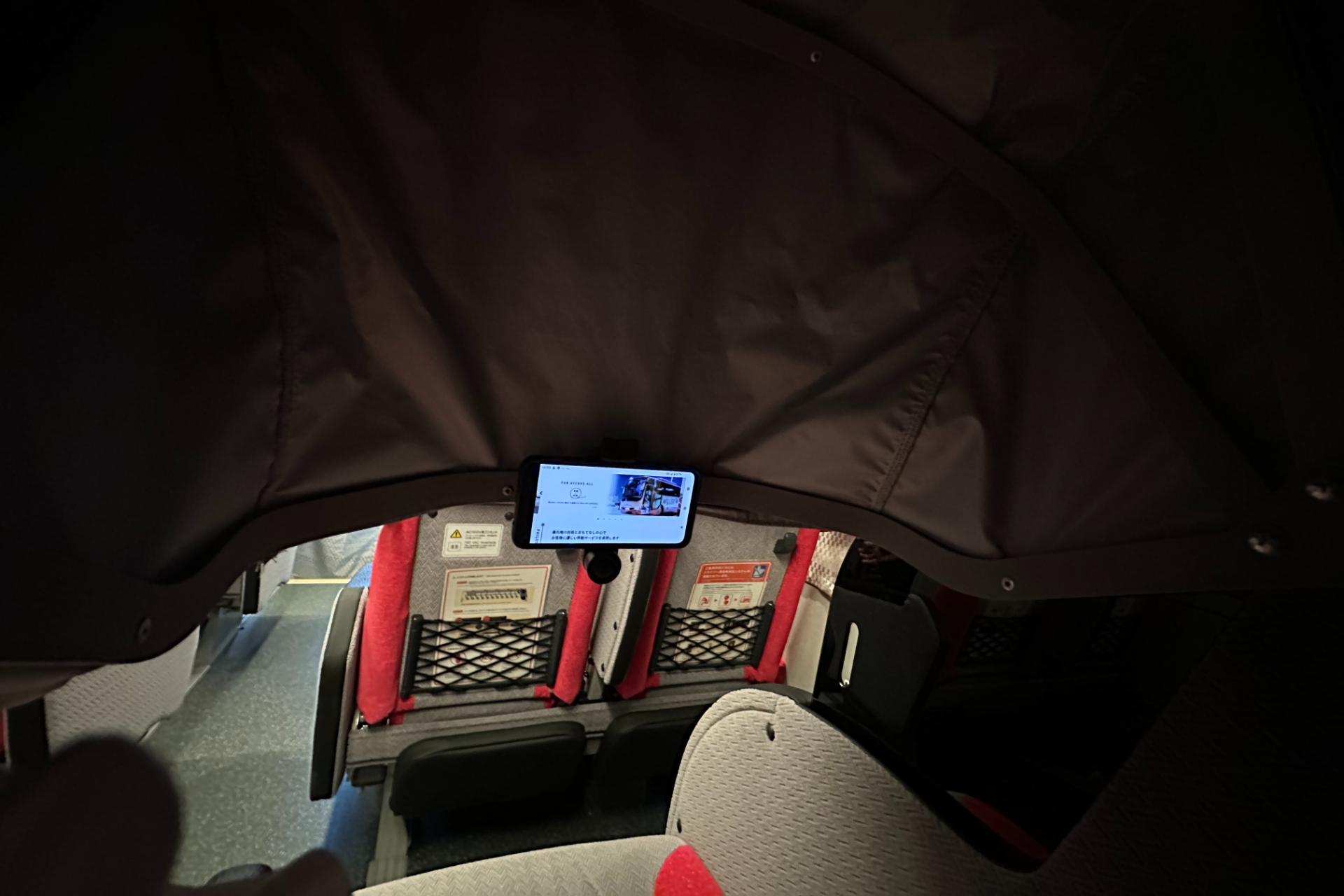 カノピー内にはスマホホルダーも設置