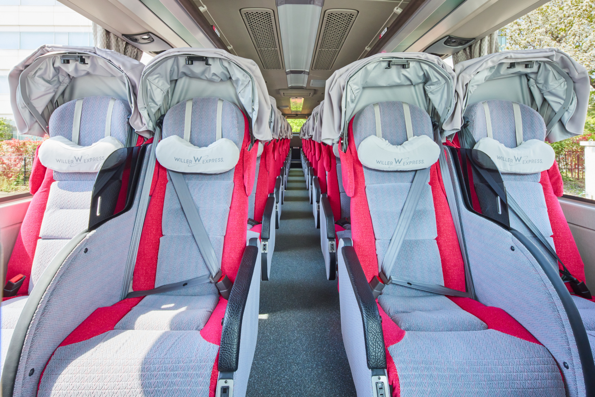 「すっぴんや寝顔を見られたくない」「寝る直前まで動画視聴を楽しみたい」など利用者のニーズに応え、新4列シートを開発