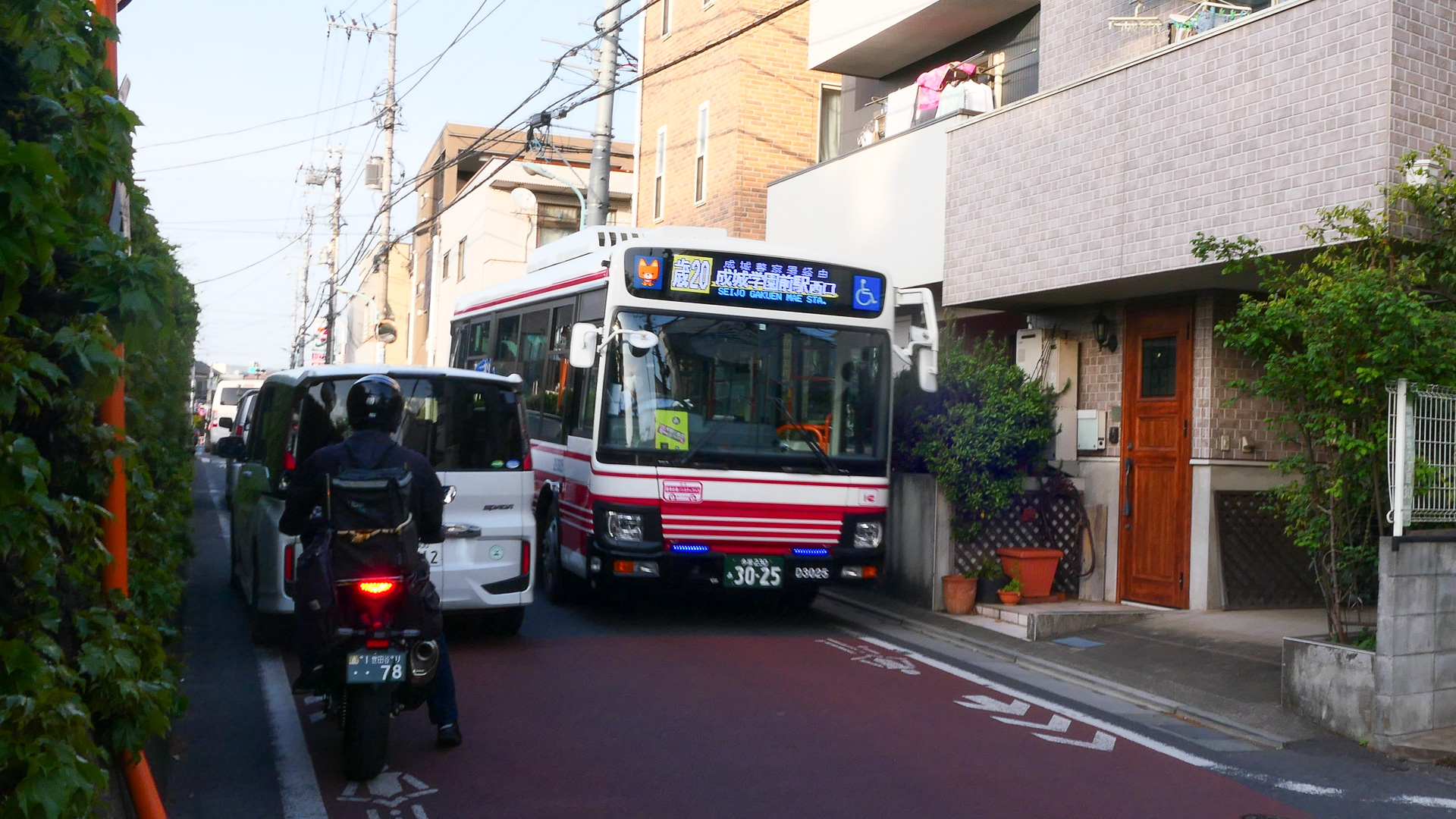 榎～駒大グランド前バス停を走行するバス。すれ違えるだけでもすごい