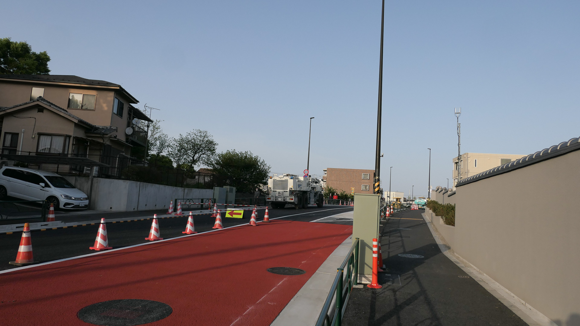 補助54号の新道区間。勾配がある